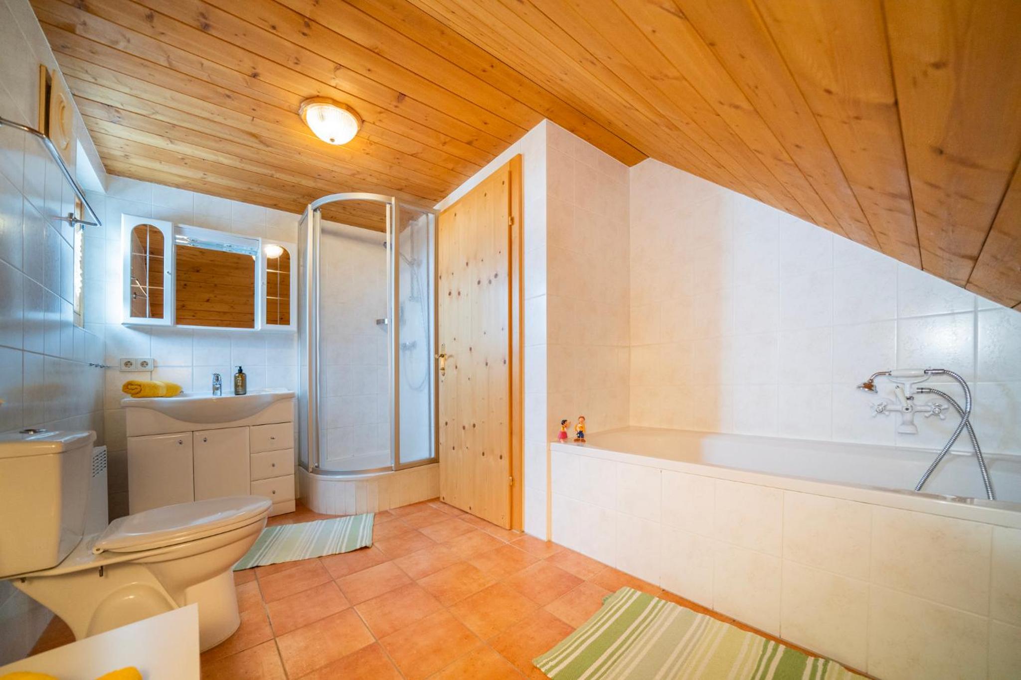 Zirbenhütte am Falkert auf der Heidi-Alm