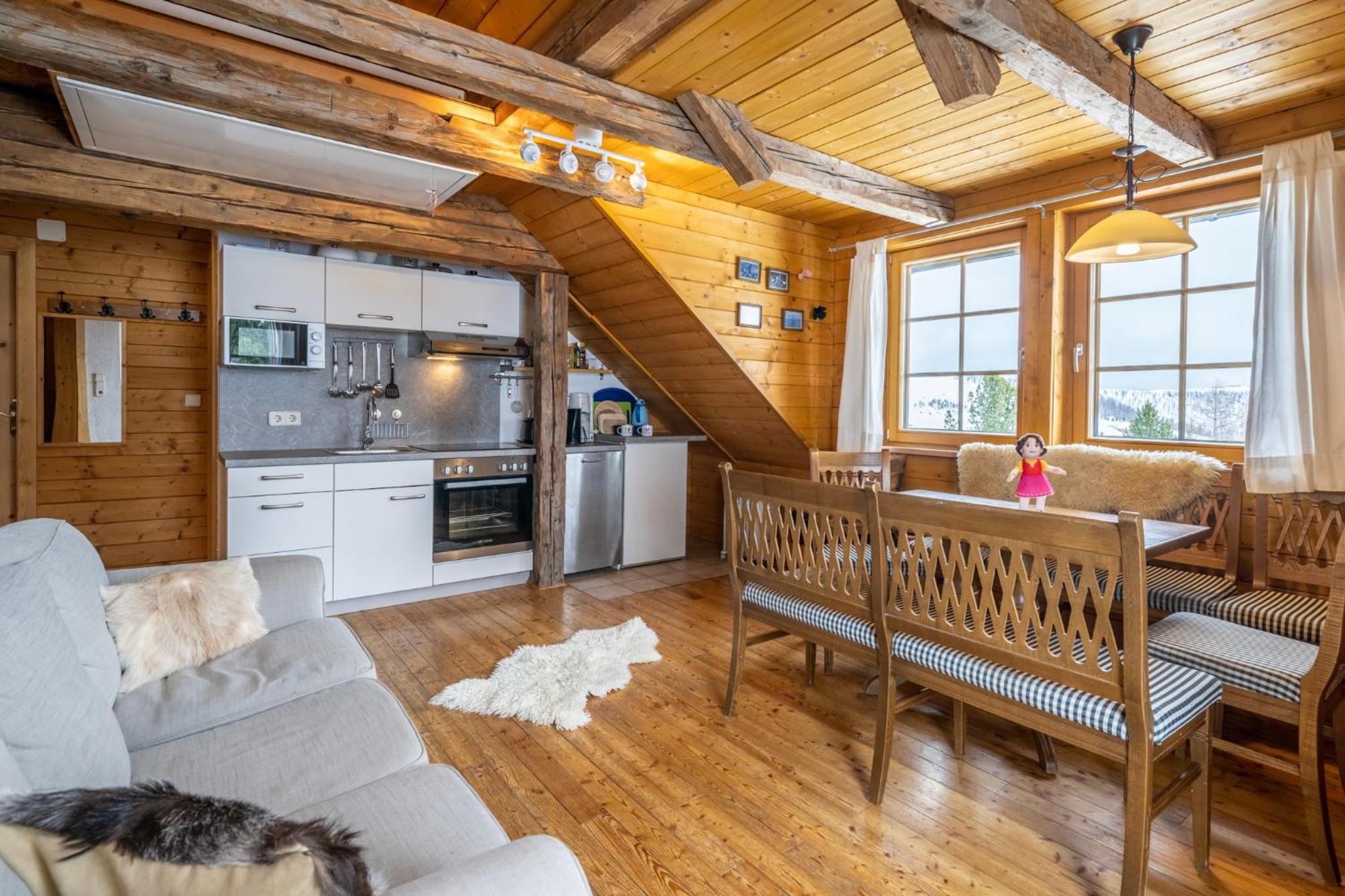 Zirbenhütte am Falkert auf der Heidi-Alm
