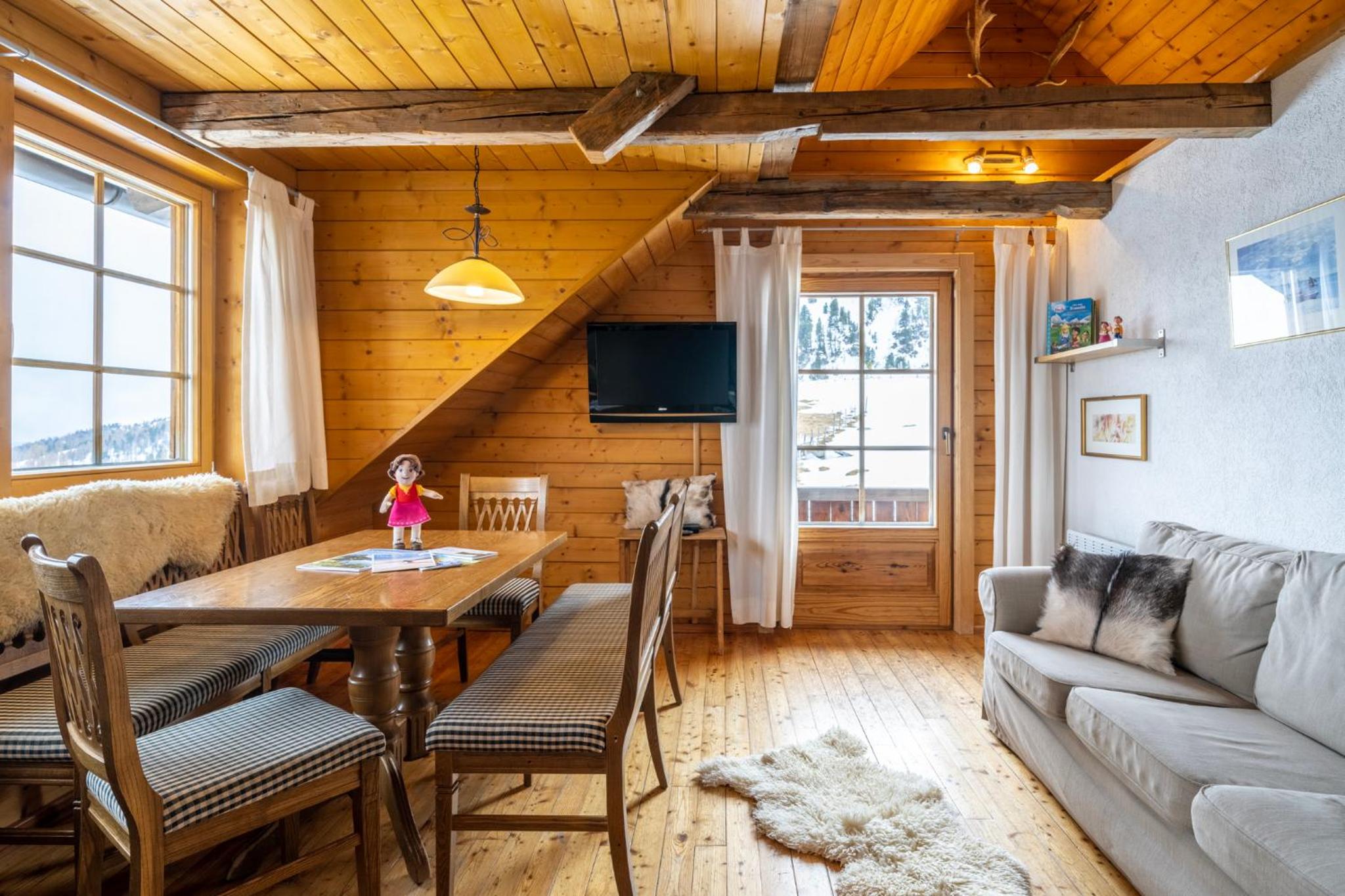 Zirbenhütte am Falkert auf der Heidi-Alm