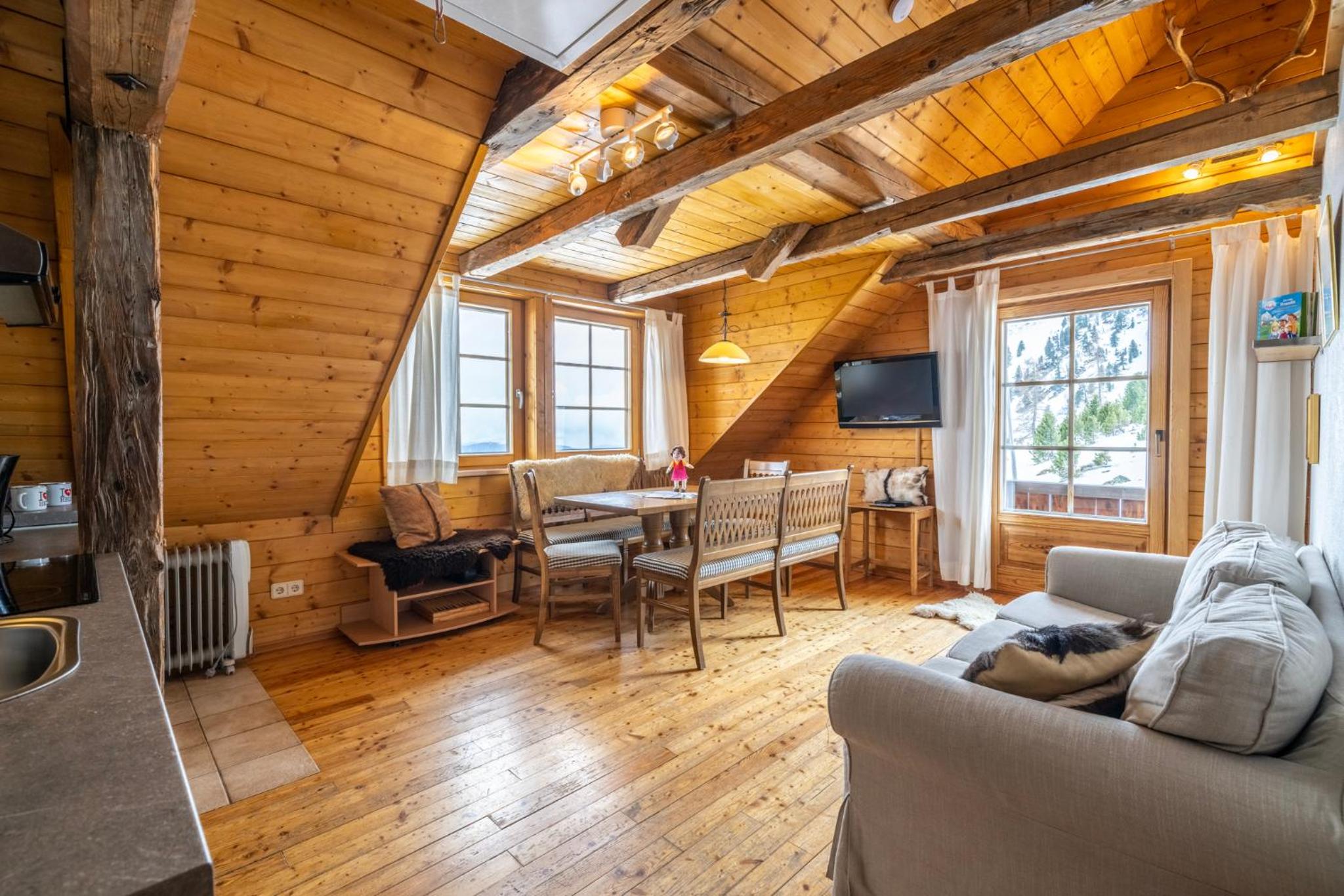 Zirbenhütte am Falkert auf der Heidi-Alm