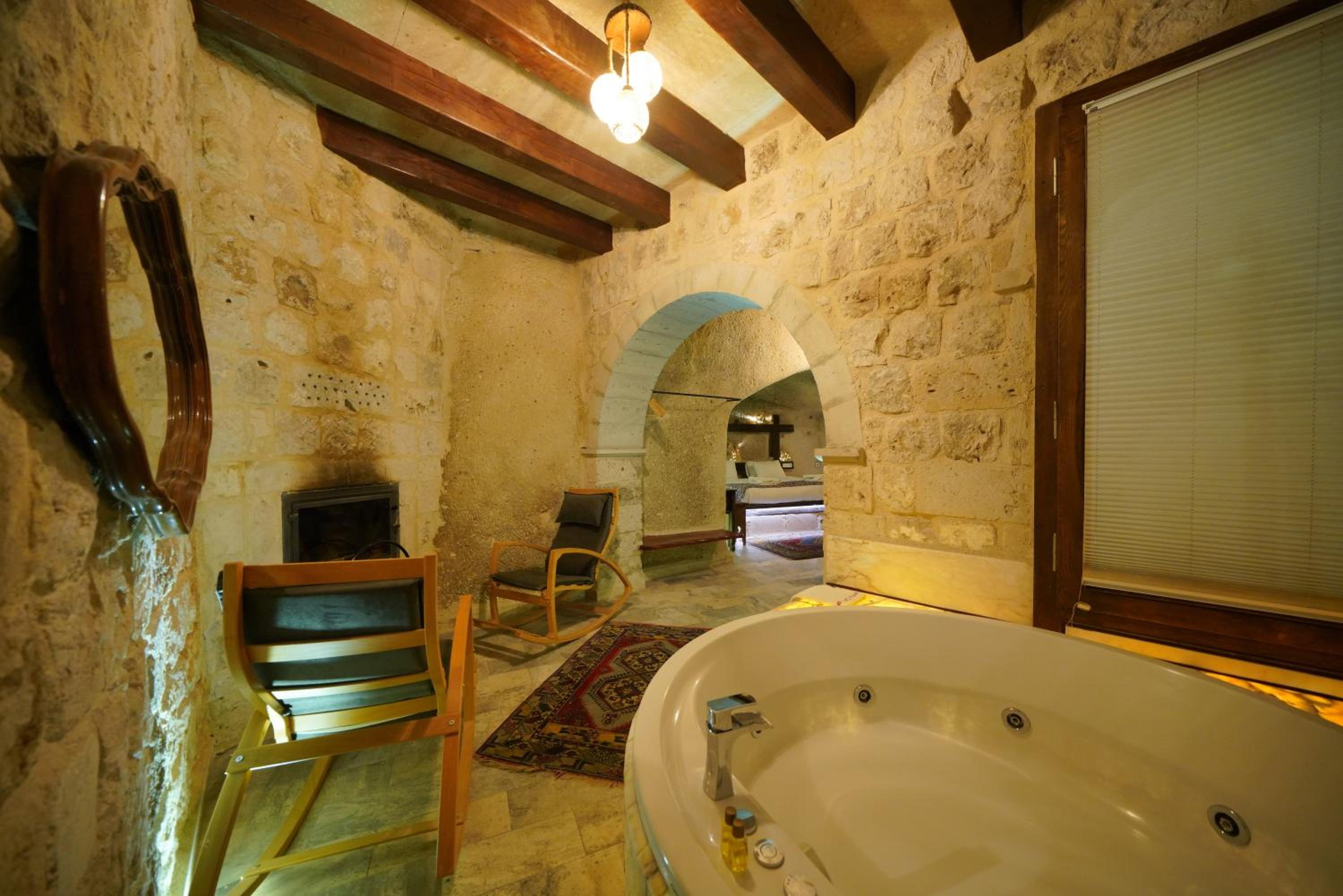 Shoestring Cave House - Image 79