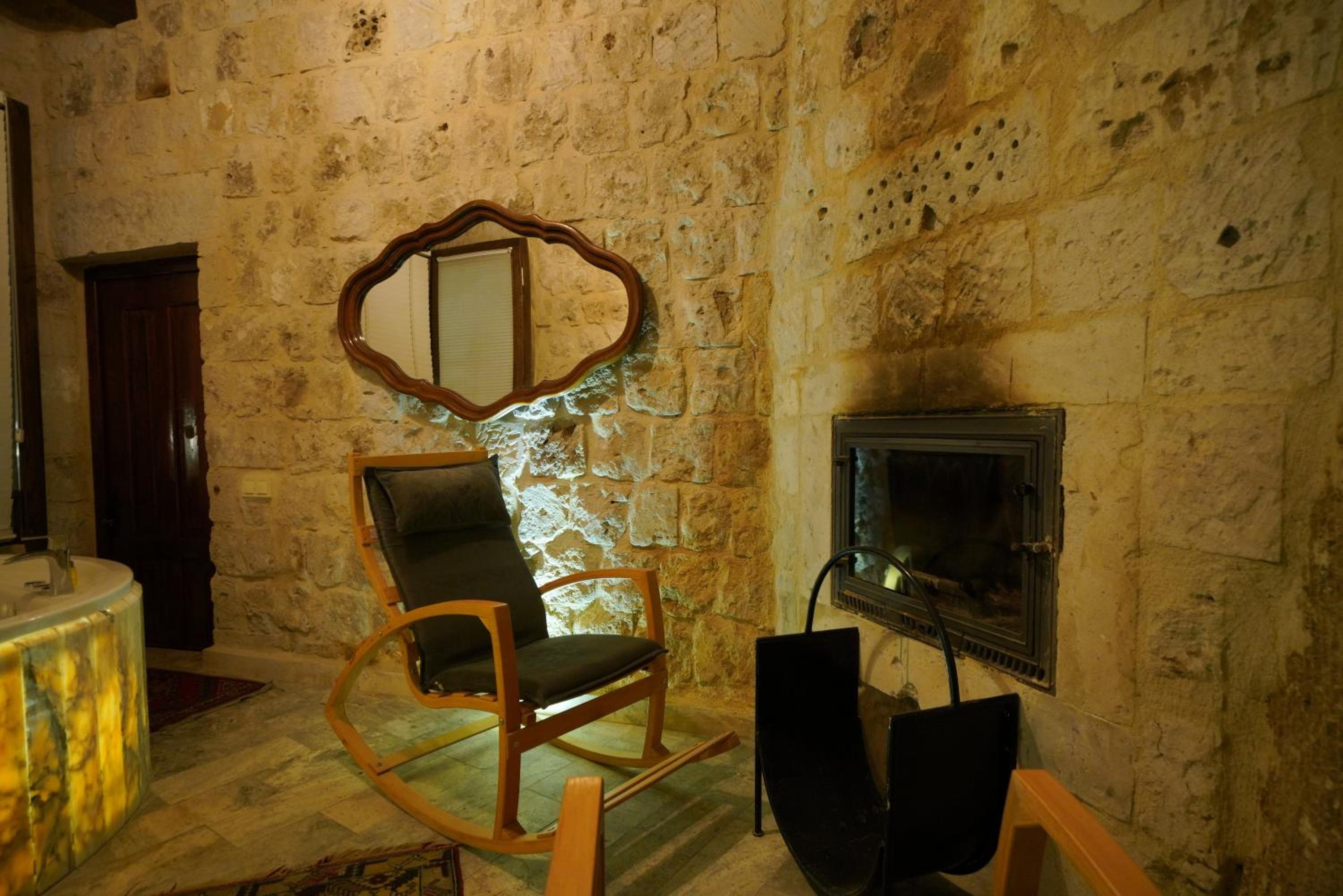 Shoestring Cave House - Image 78