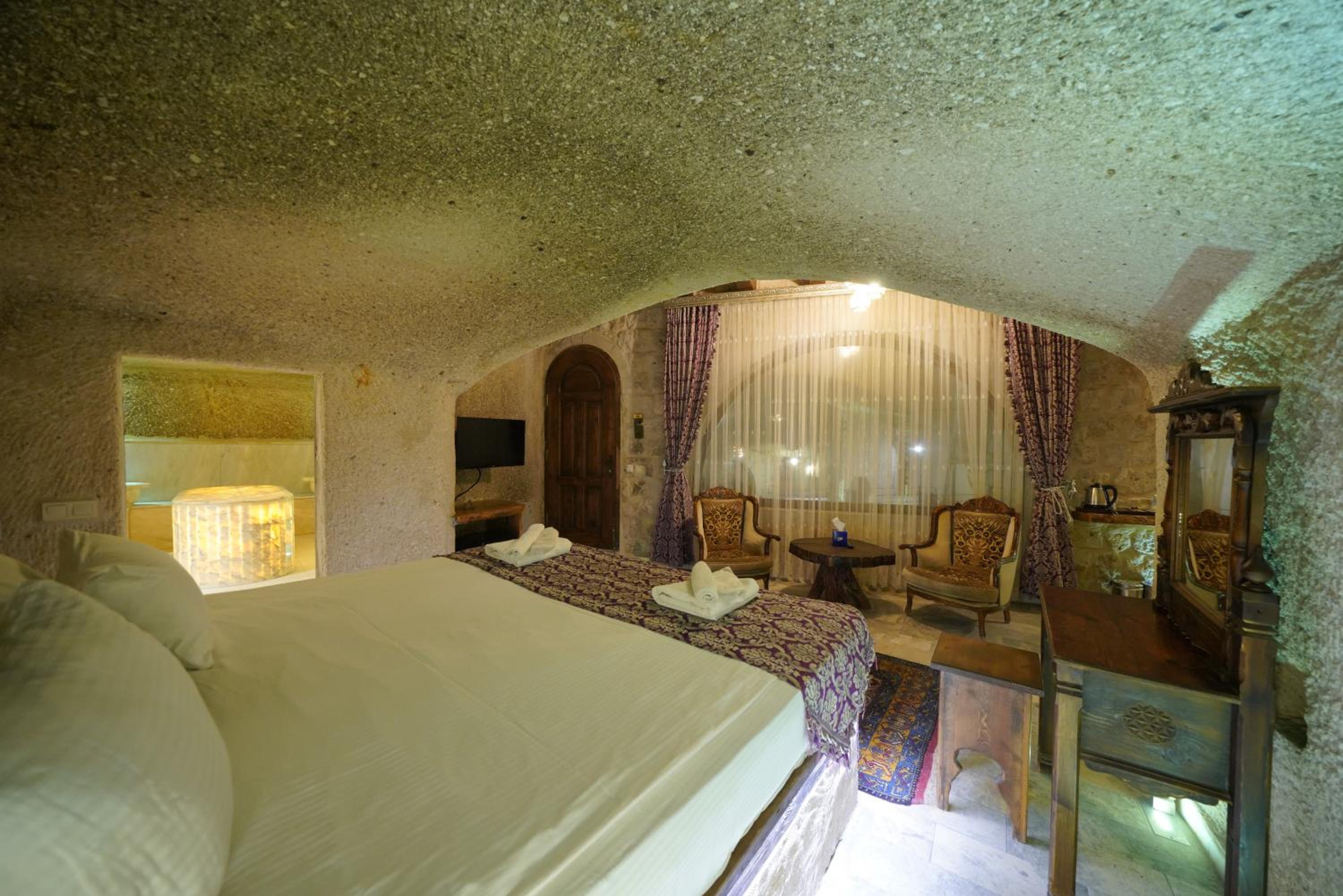 Shoestring Cave House - Image 81