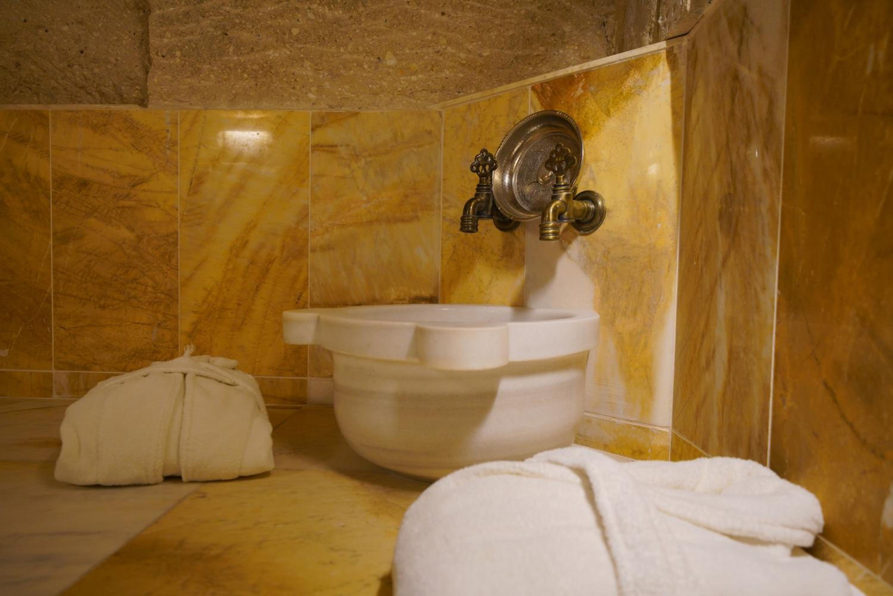 Shoestring Cave House - Image 177