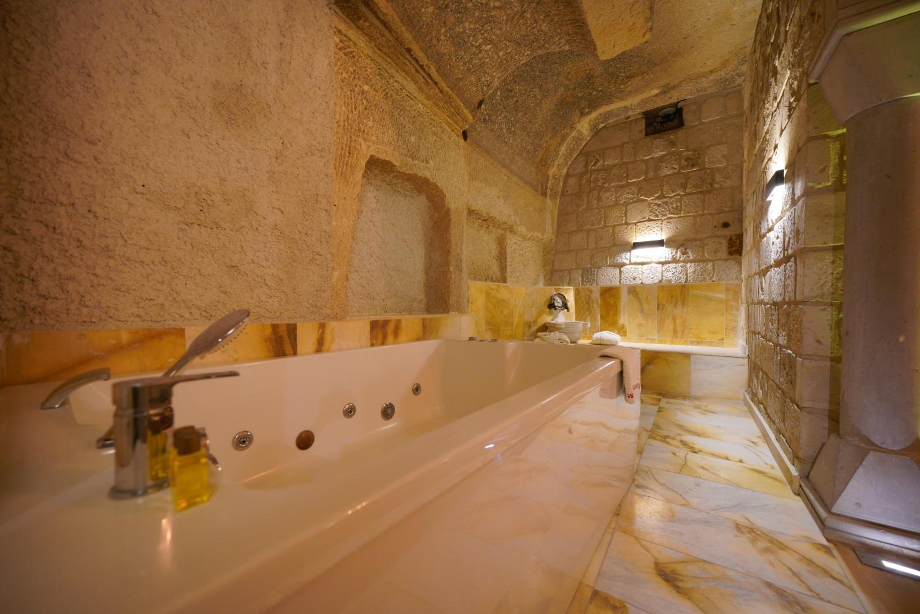 Shoestring Cave House - Image 85