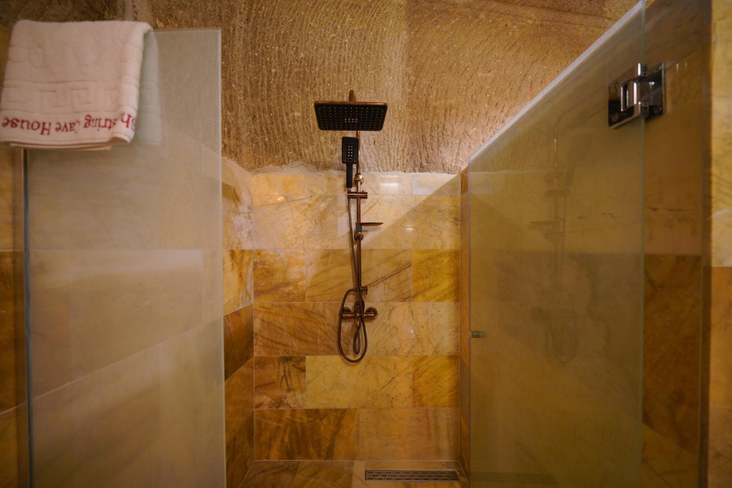 Shoestring Cave House - Image 178