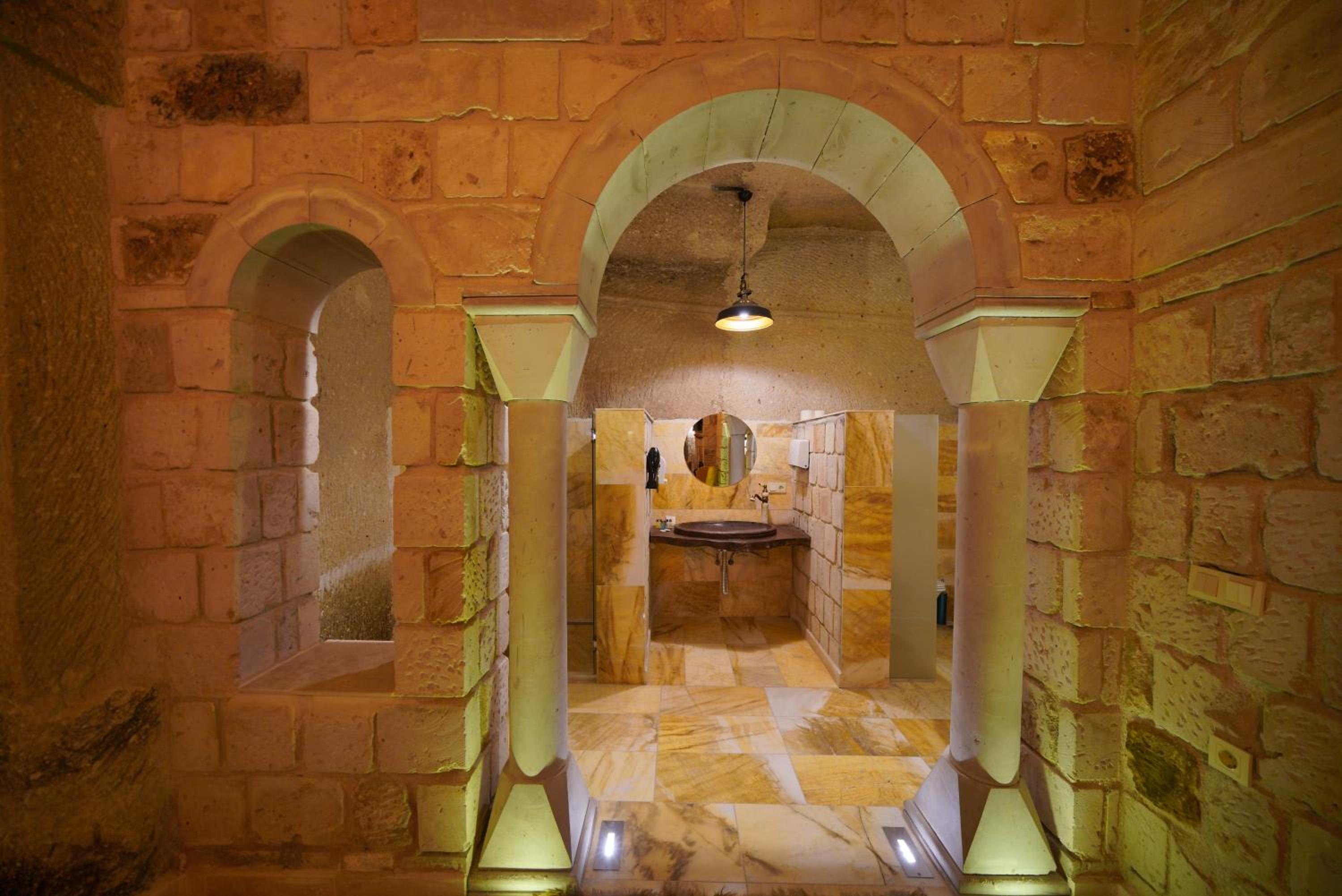 Shoestring Cave House - Image 180