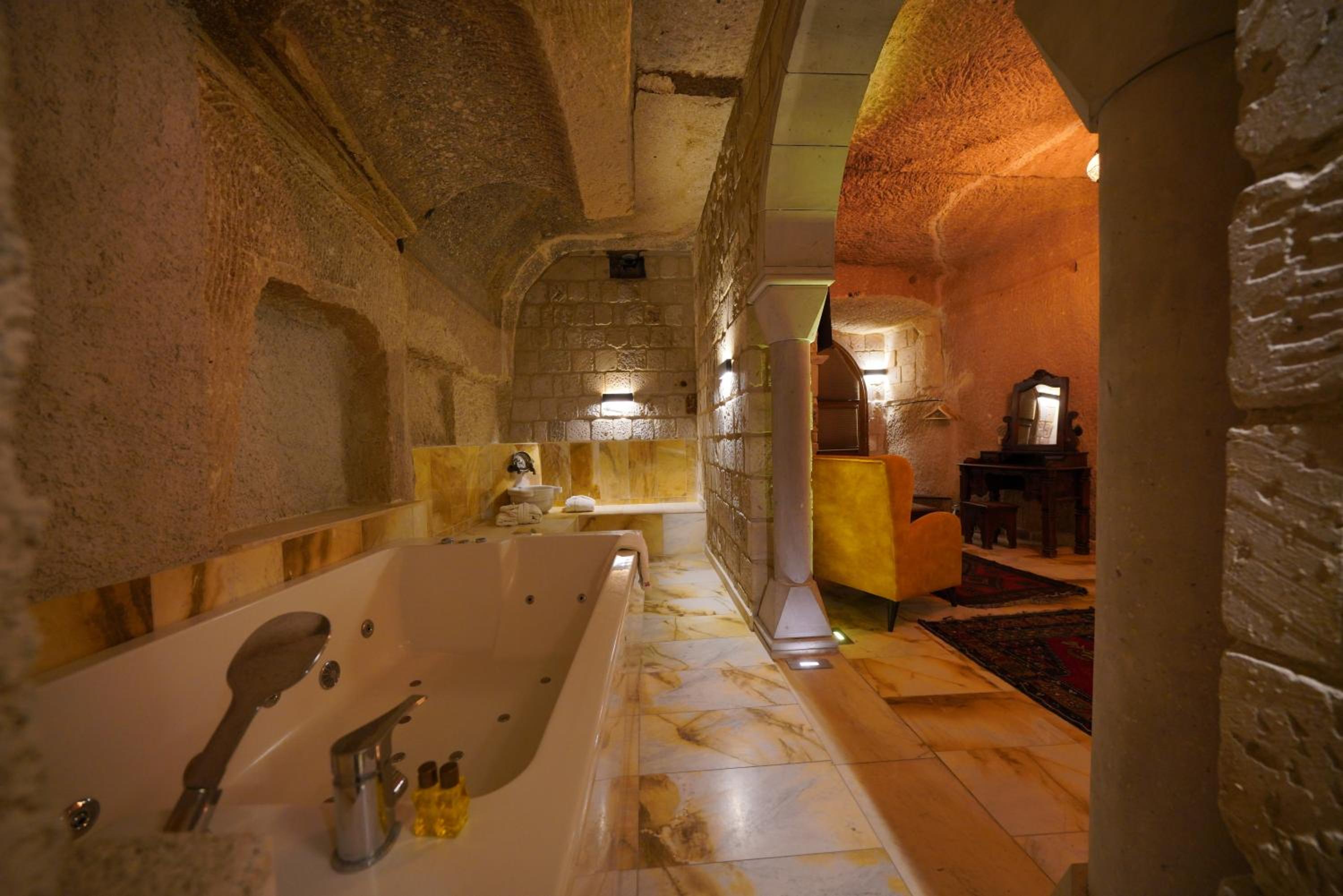 Shoestring Cave House - Image 179