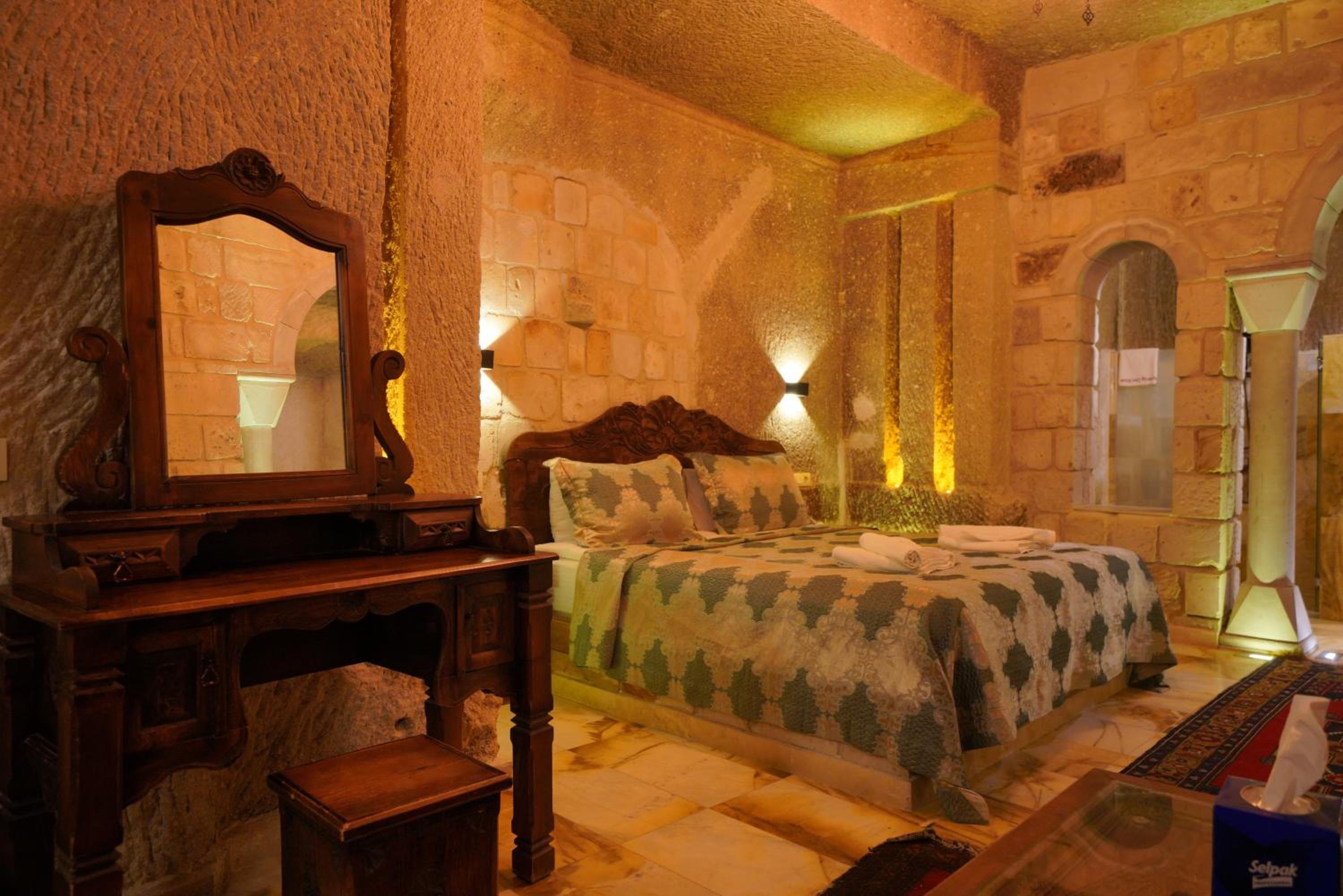 Shoestring Cave House - Image 43