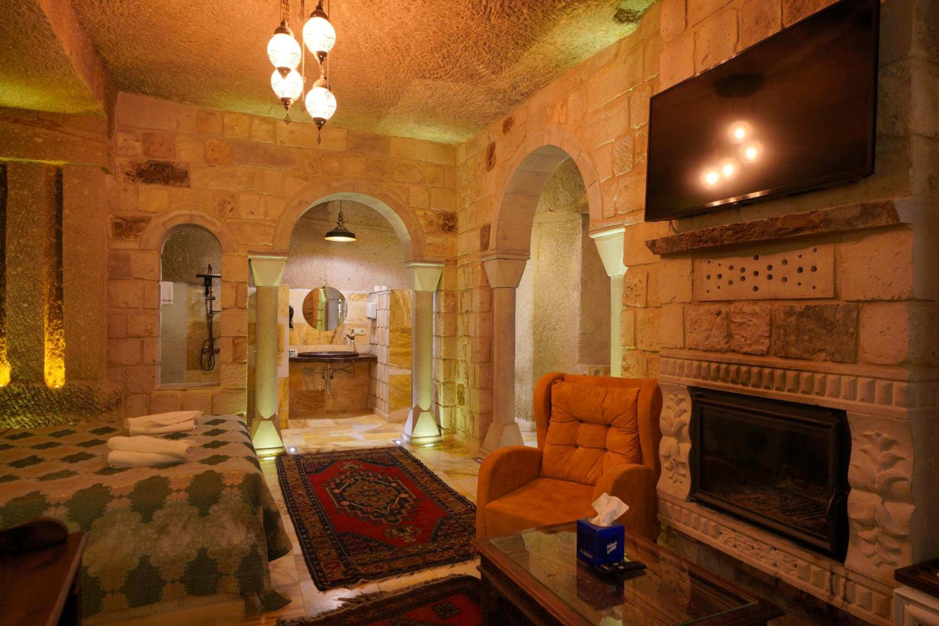 Shoestring Cave House - Image 183