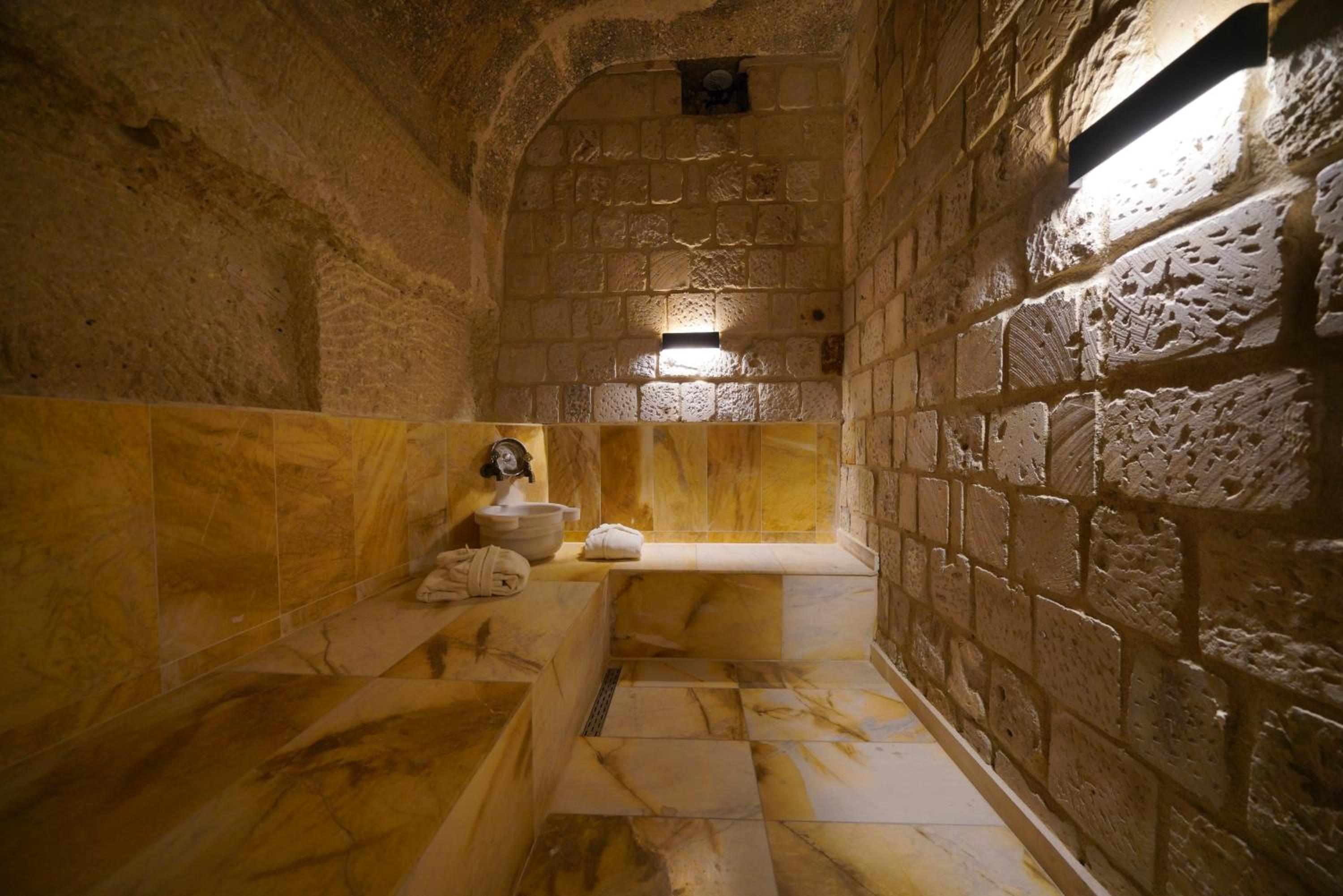 Shoestring Cave House - Image 184