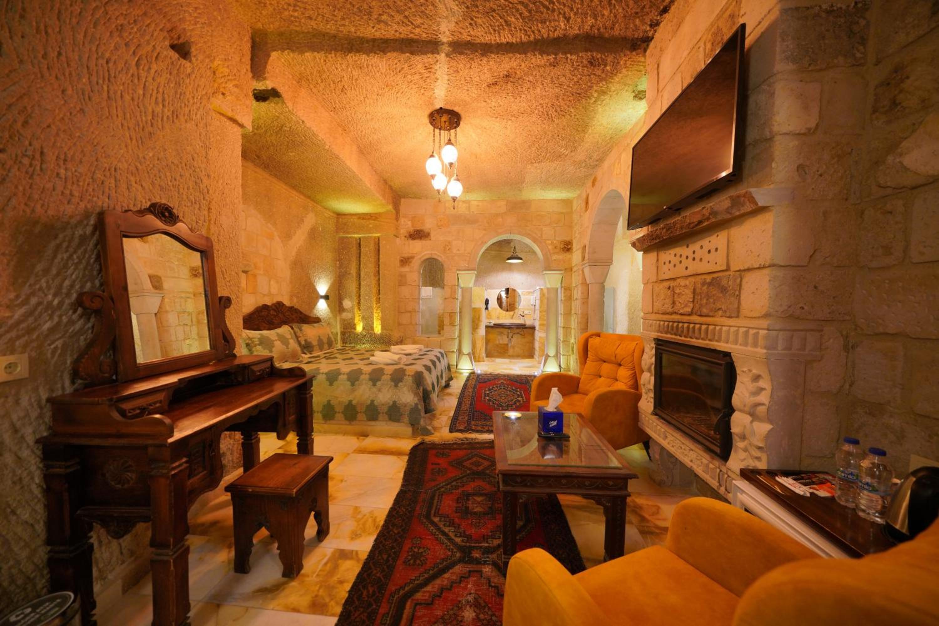 Shoestring Cave House - Image 98