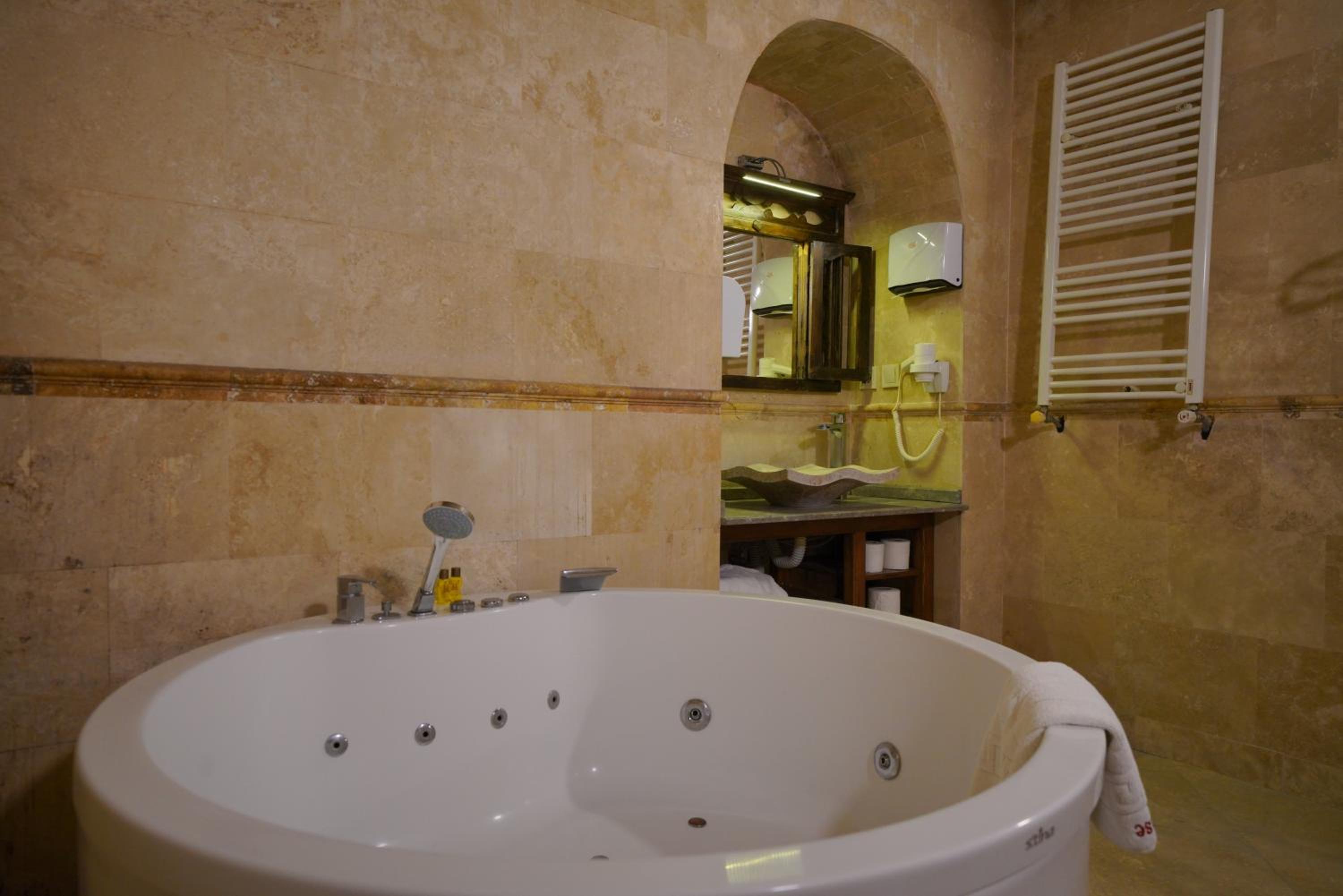 Shoestring Cave House - Image 155