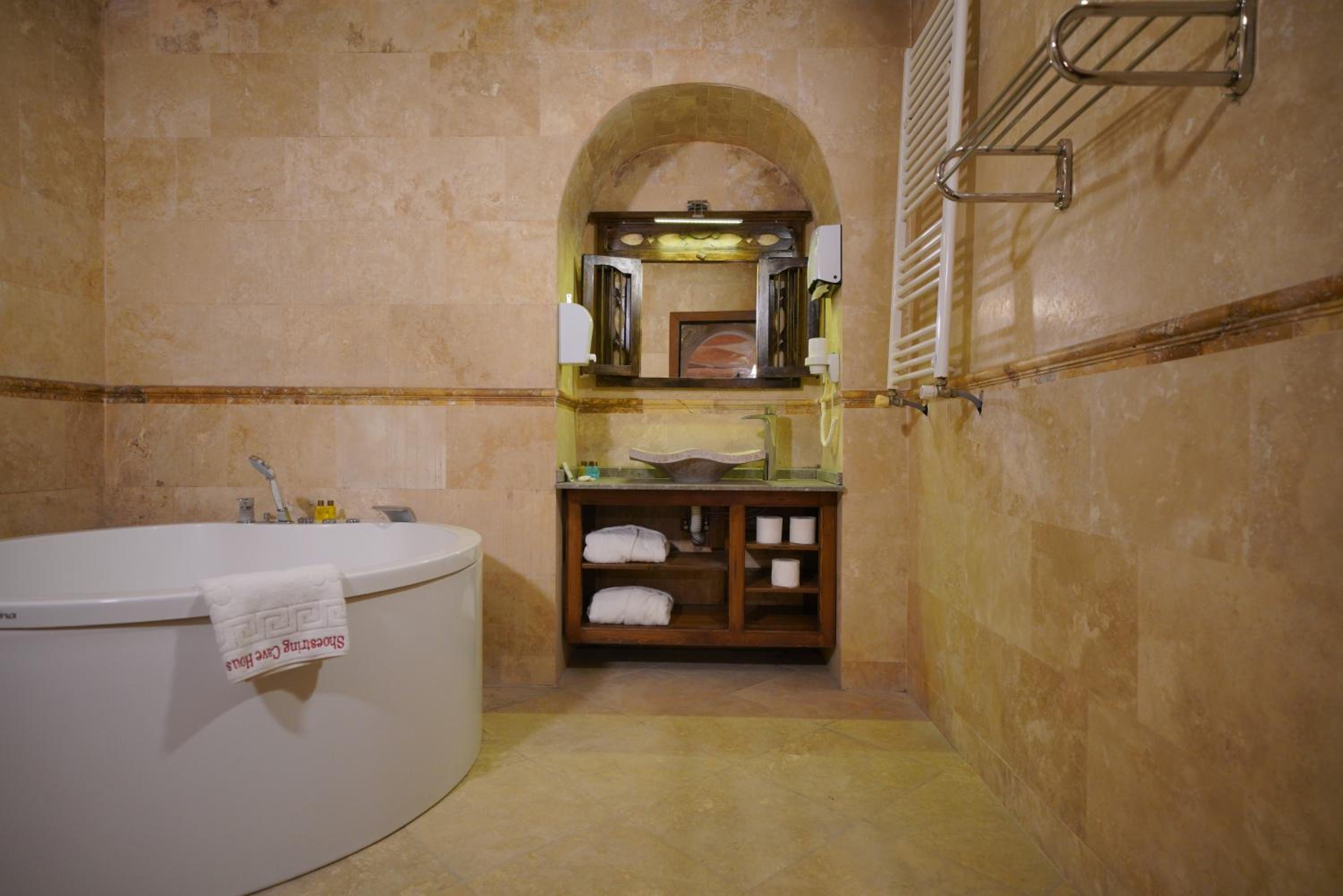 Shoestring Cave House - Image 153