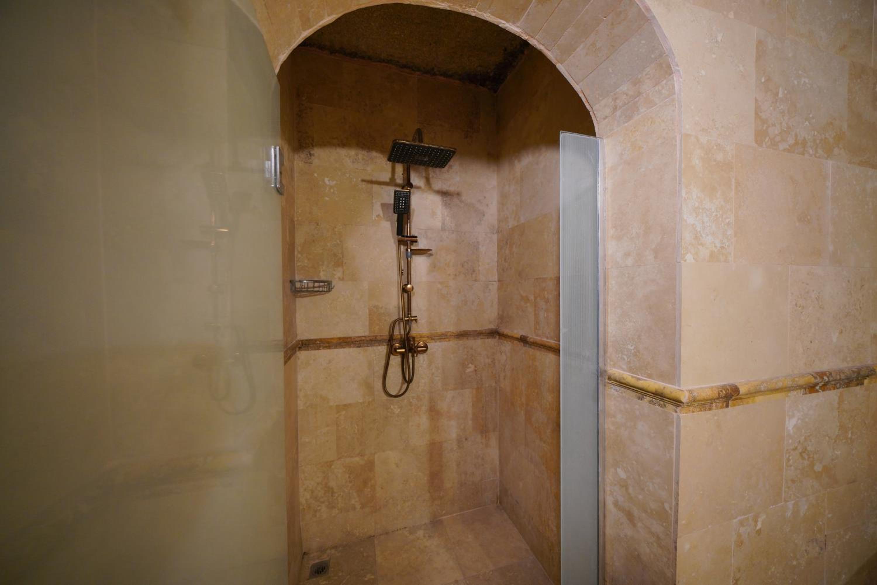 Shoestring Cave House - Image 157