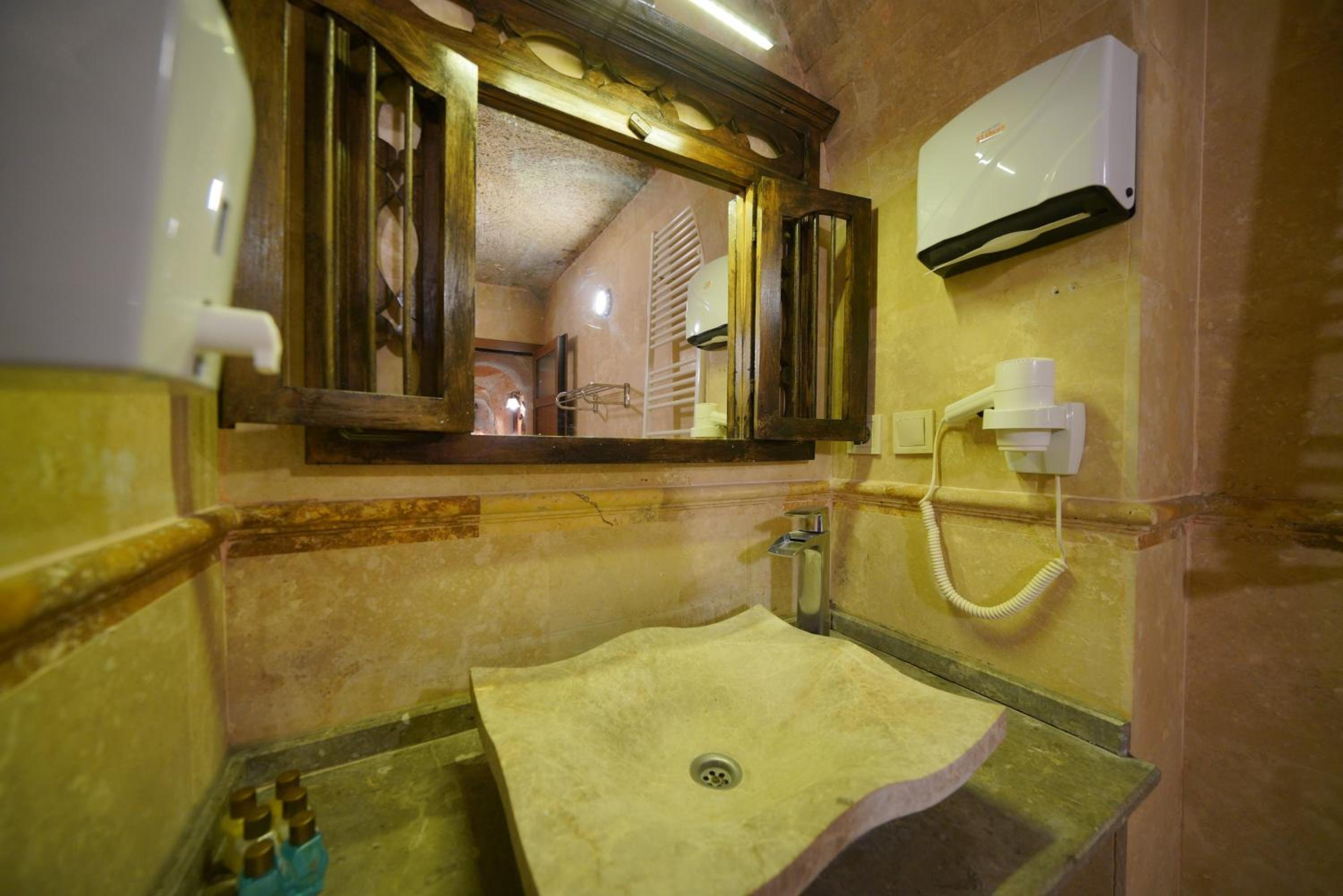 Shoestring Cave House - Image 154