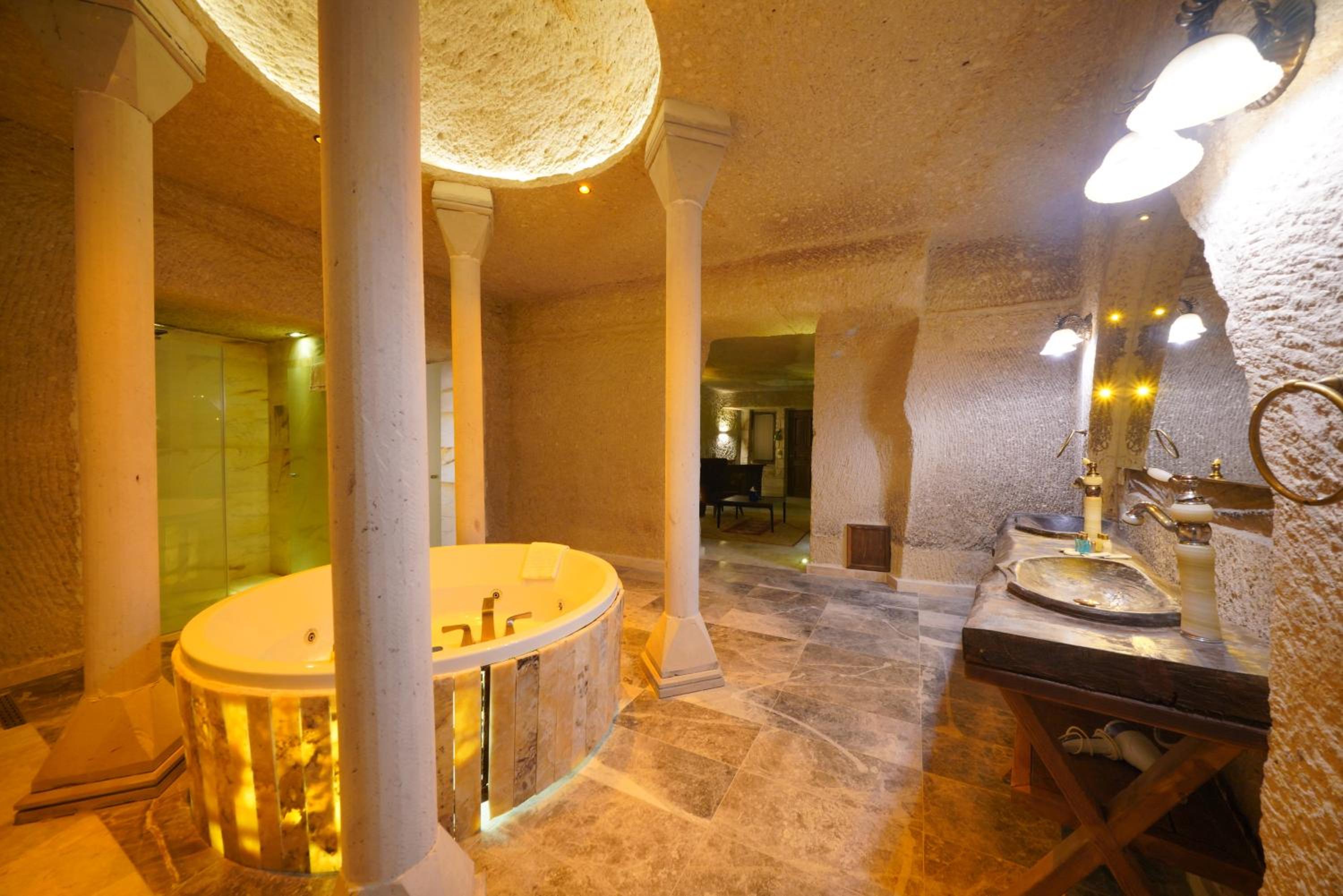 Shoestring Cave House - Image 164