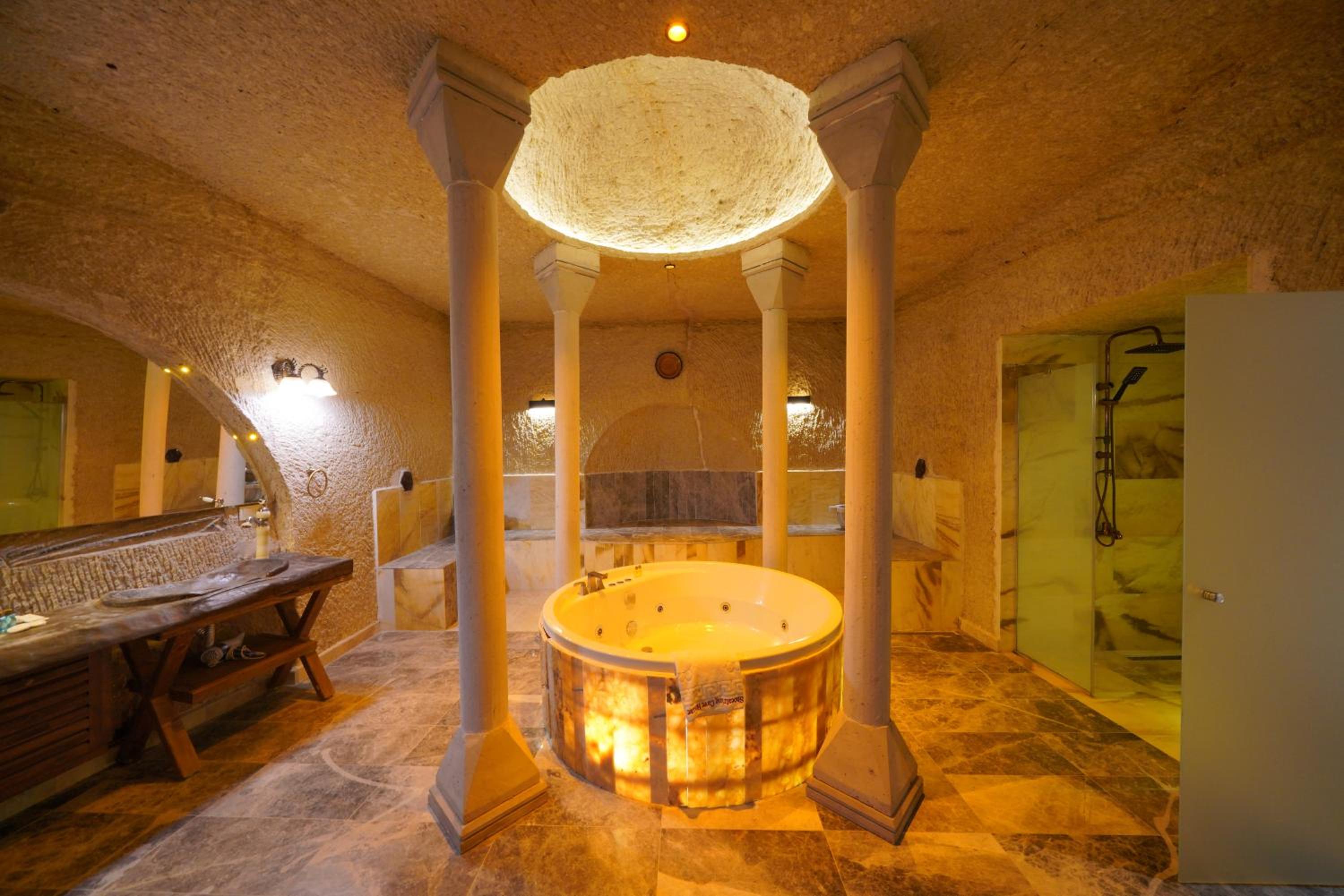 Shoestring Cave House - Image 117