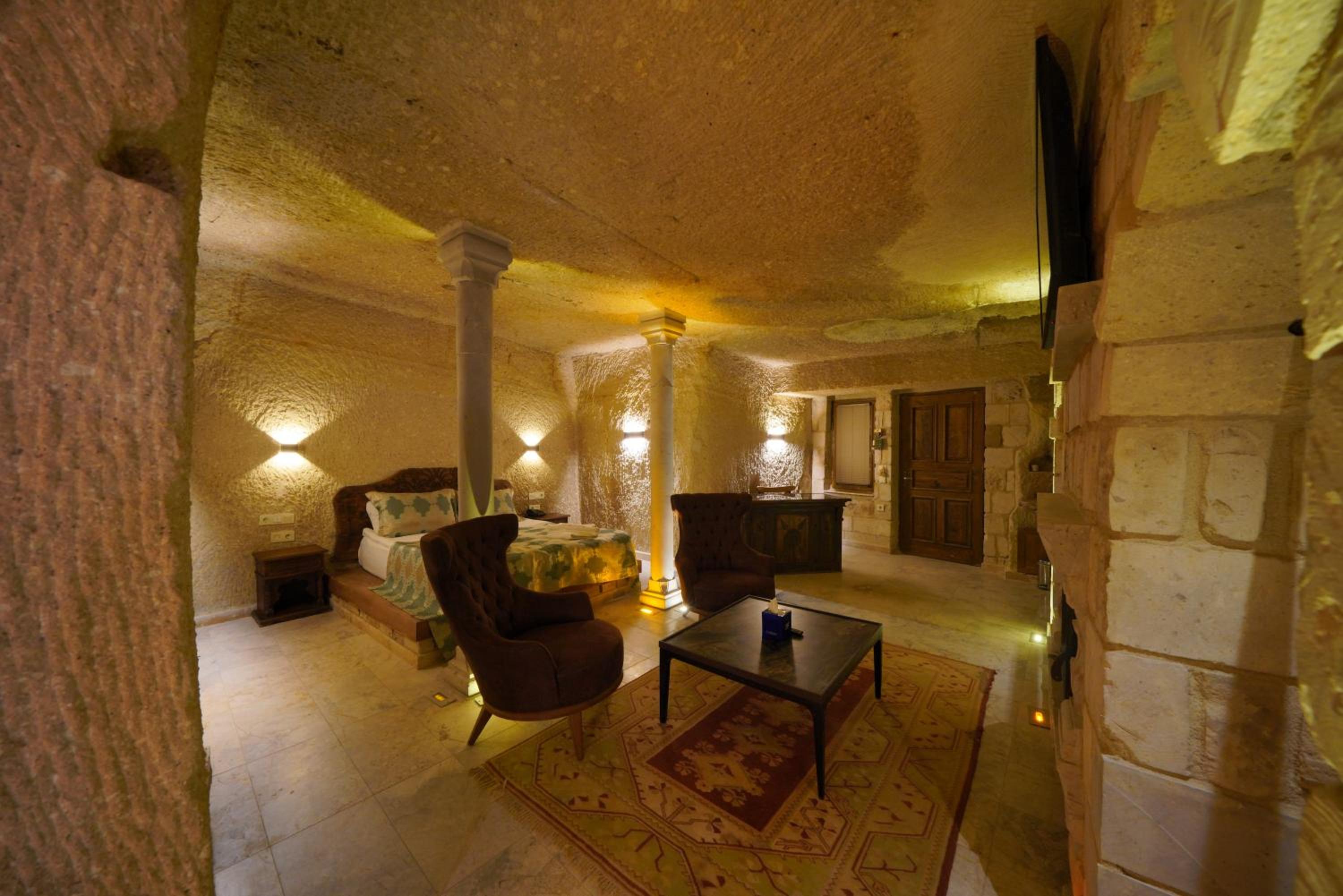 Shoestring Cave House - Image 165