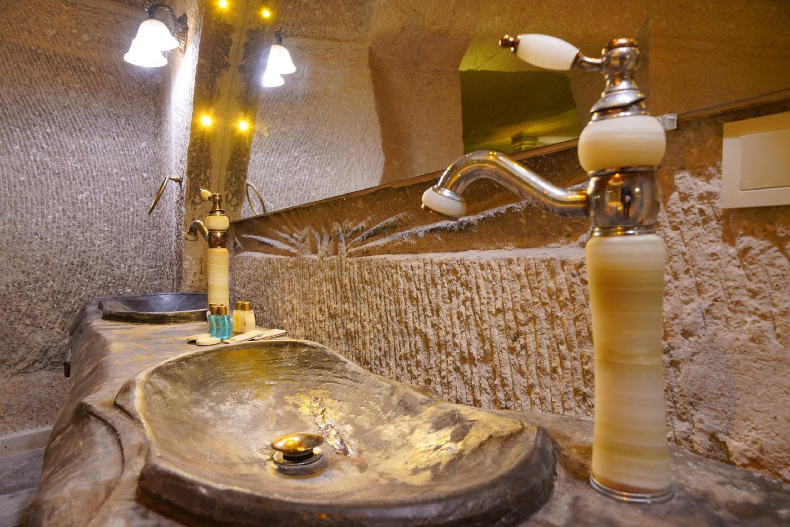 Shoestring Cave House - Image 167