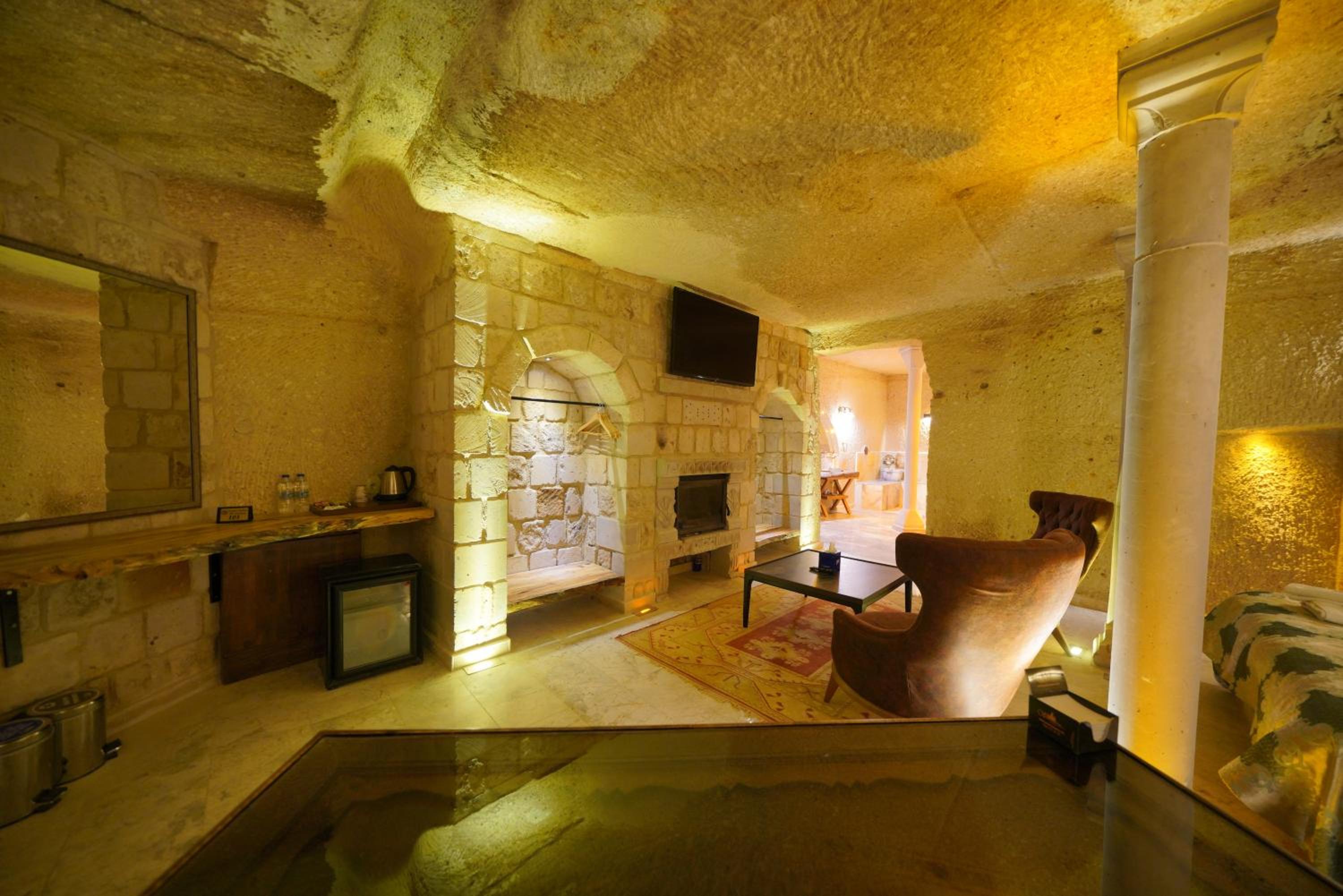 Shoestring Cave House - Image 44