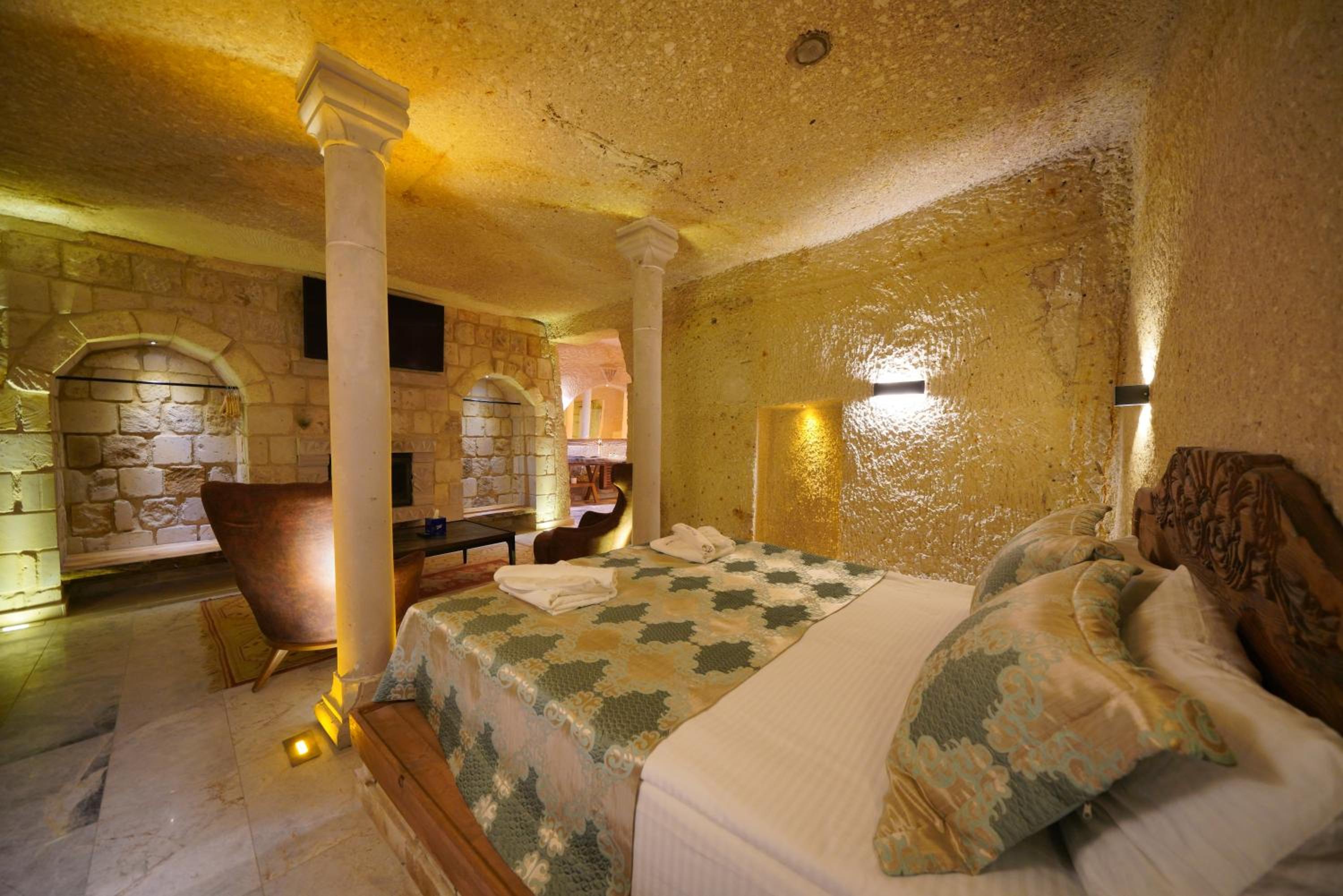 Shoestring Cave House - Image 45