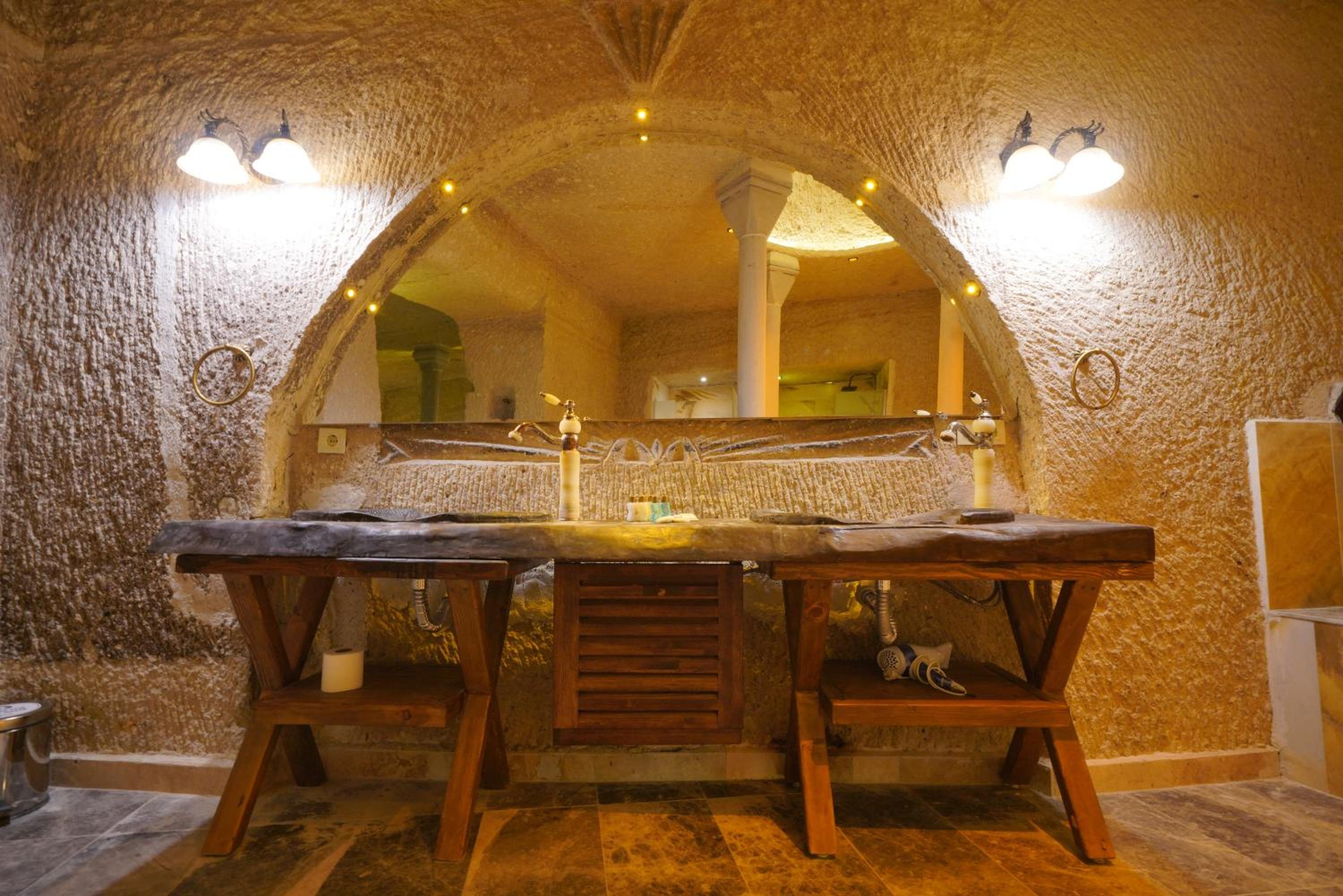 Shoestring Cave House - Image 48