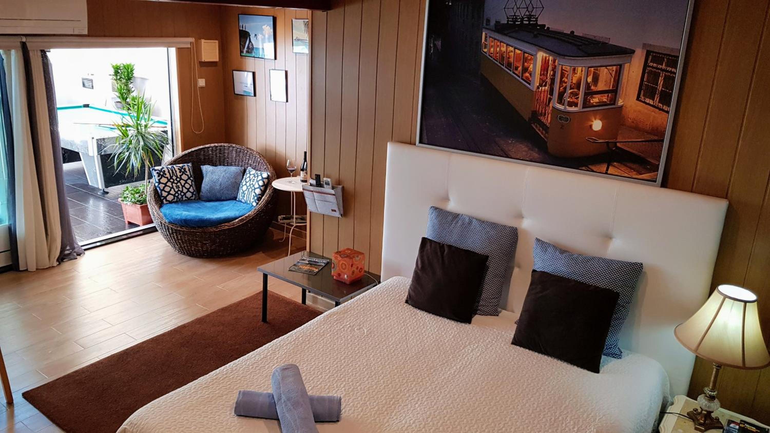 Hotel Room near the airport - Image 1