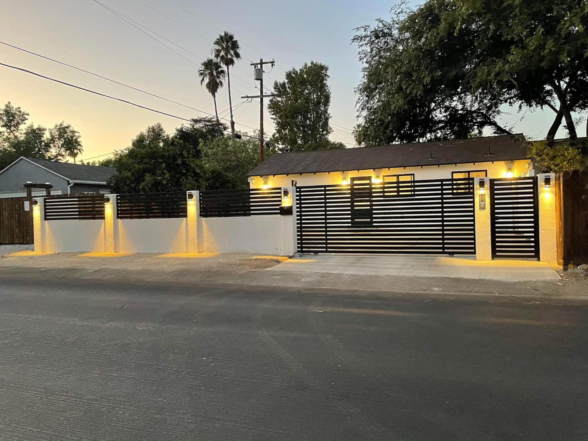 Los Angeles Vacations - Gated private house with own parking Sherman Oaks - Property Image 28