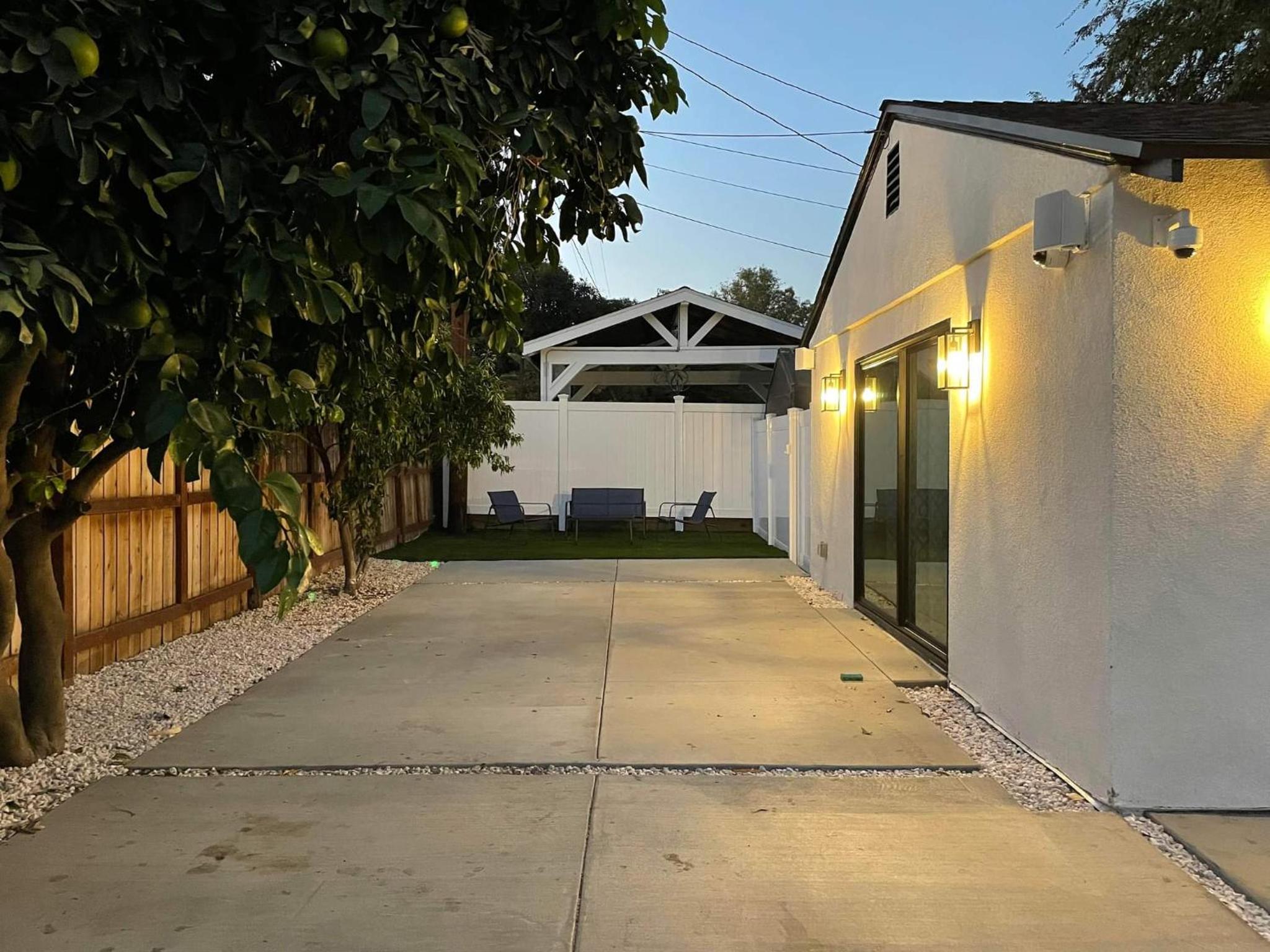 Los Angeles Vacations - Gated private house with own parking Sherman Oaks - Property Image 25