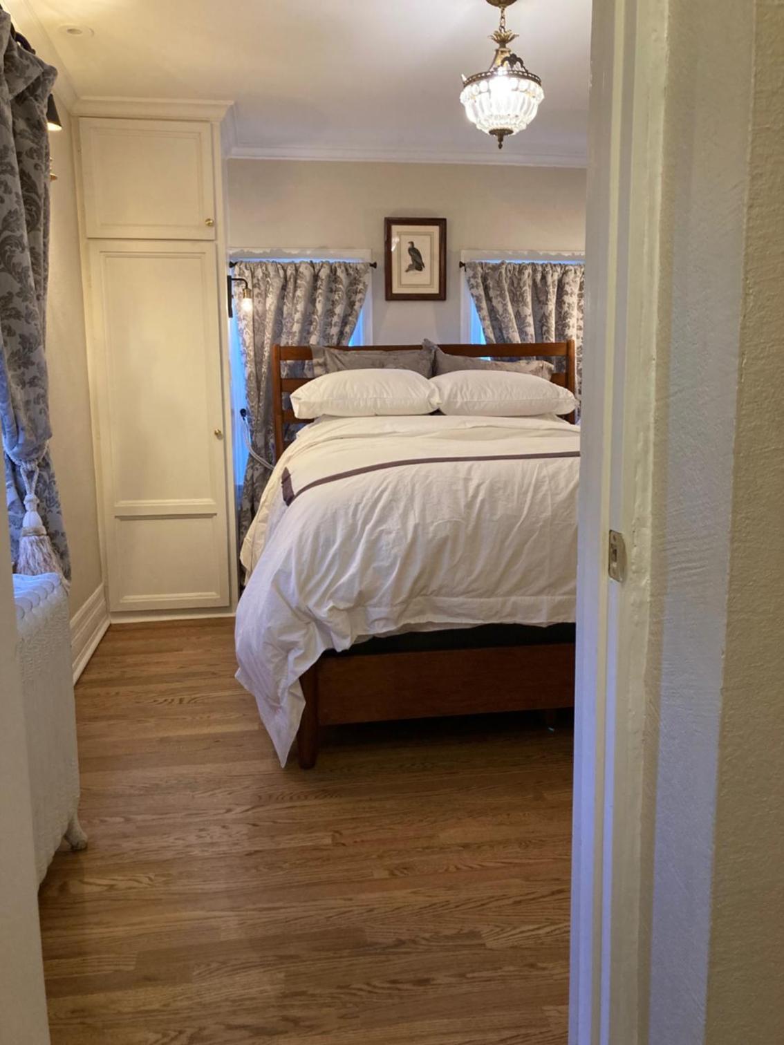 Pineapple House, Spacious 1st Floor Apartment! City Center! 96 Walk Score! FREE parking! view 5