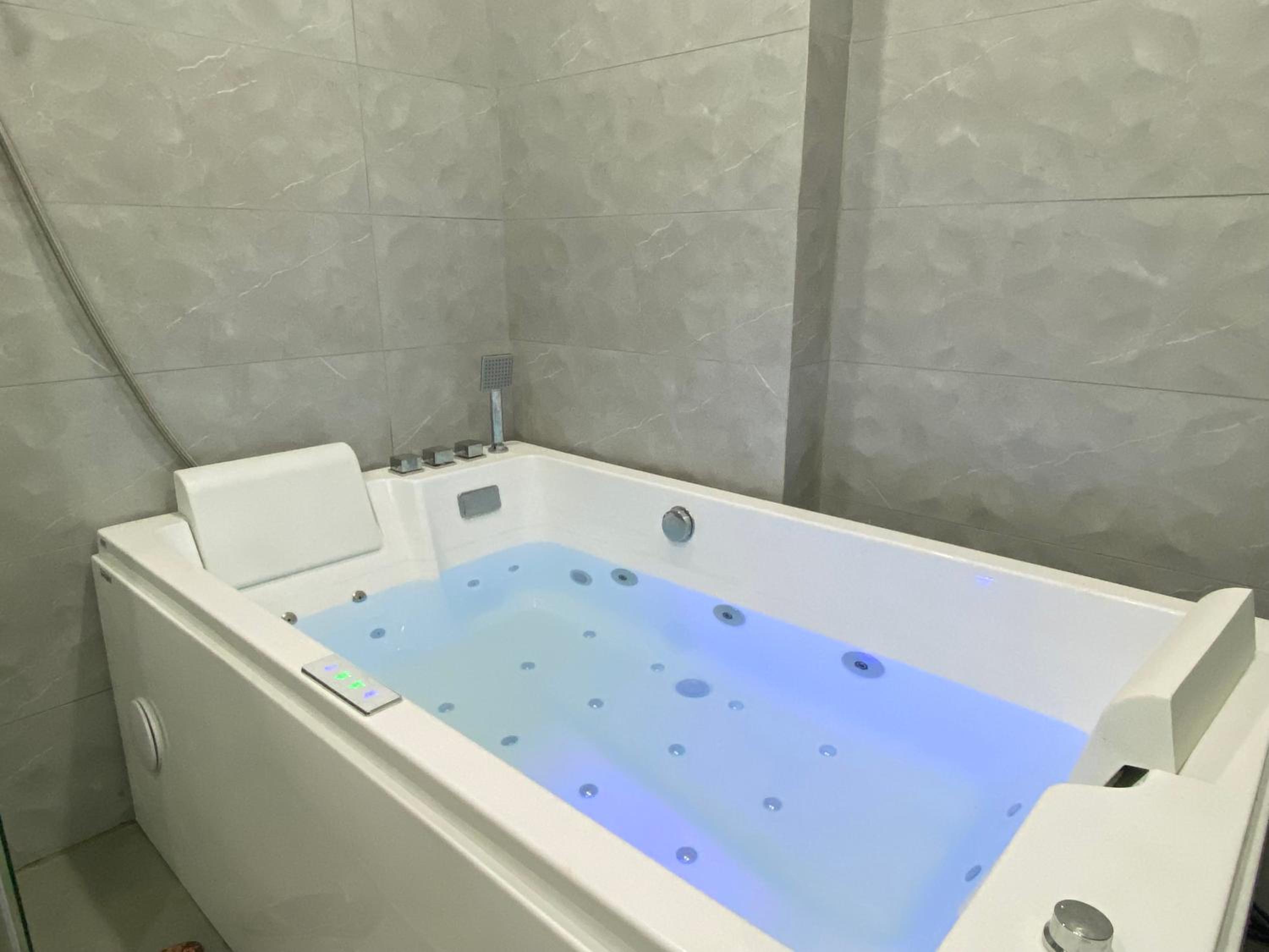 Apartasol con jacuzzi SantaFe