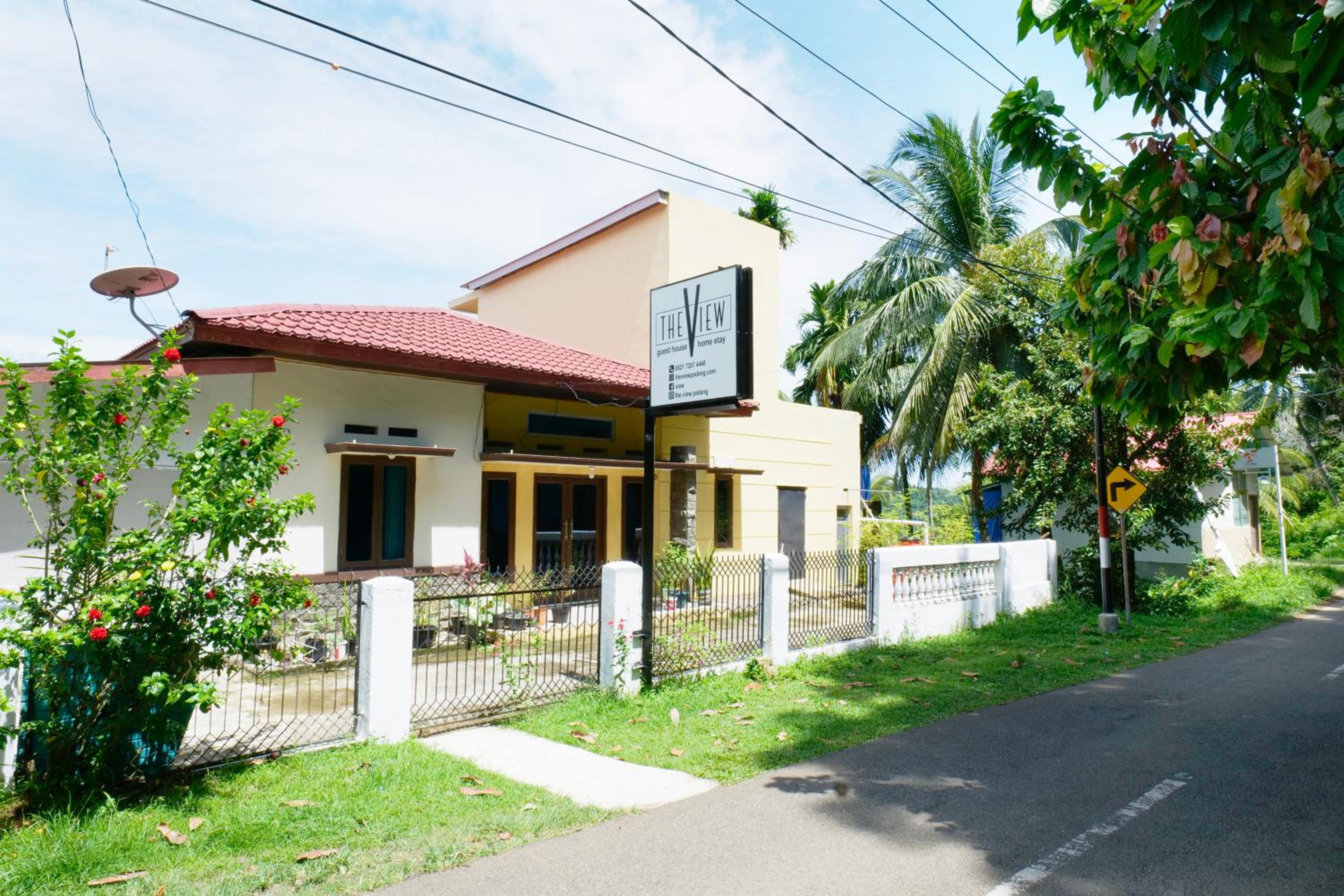 The view padang, Amazing view, 8 mins Mentawai fast ferry, cold beer,close to restaurants