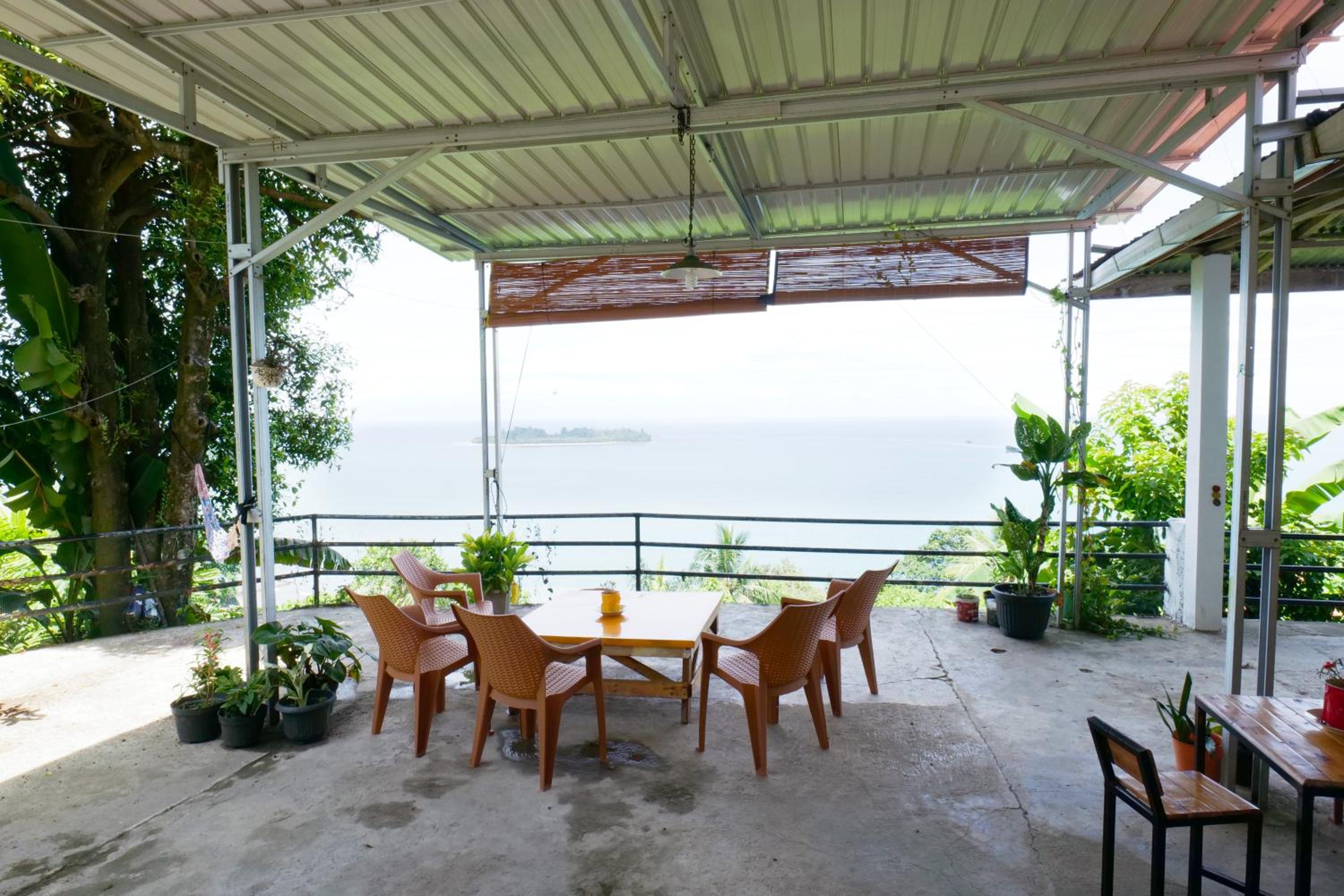 The view padang, Amazing view, 8 mins Mentawai fast ferry, cold beer,close to restaurants view 4