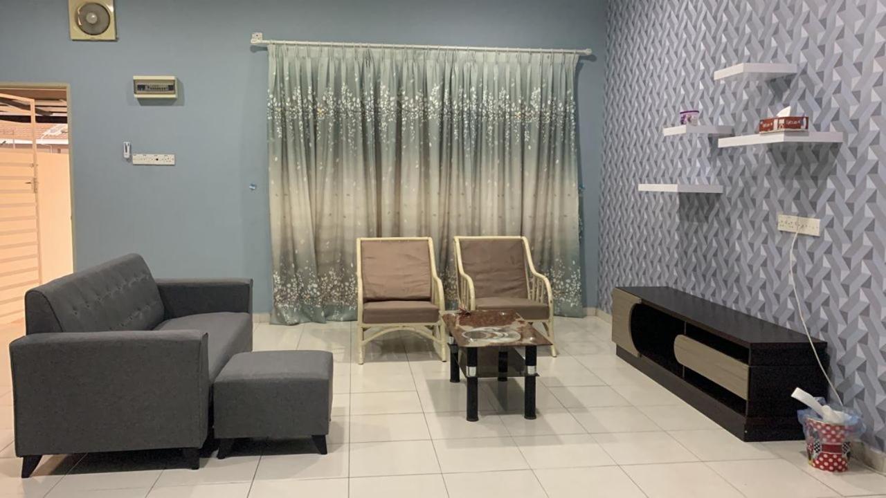 Happy homestay sitiawan photo 2