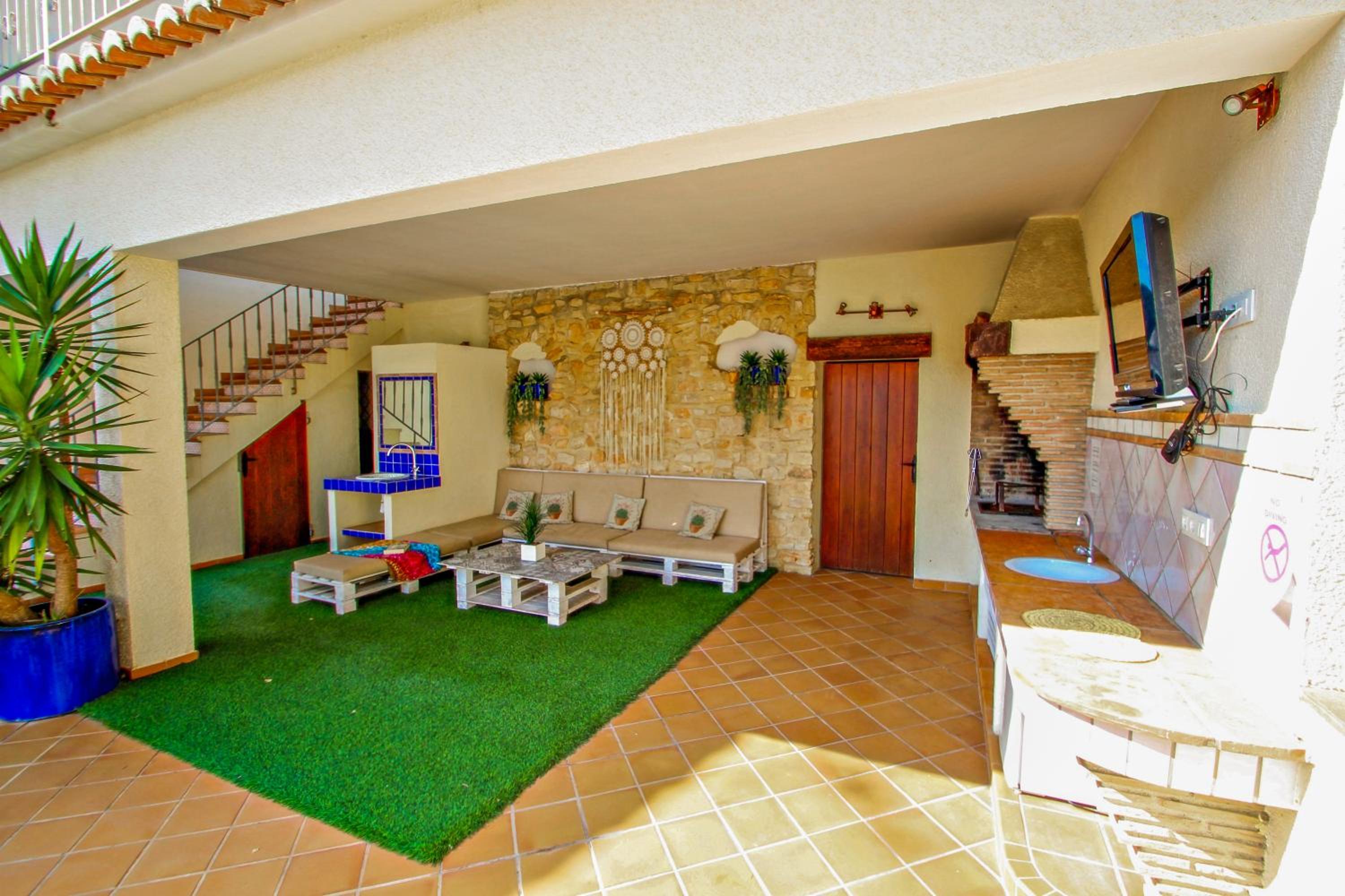May-10 - modern, well-equipped villa with private pool in Benissa view 5