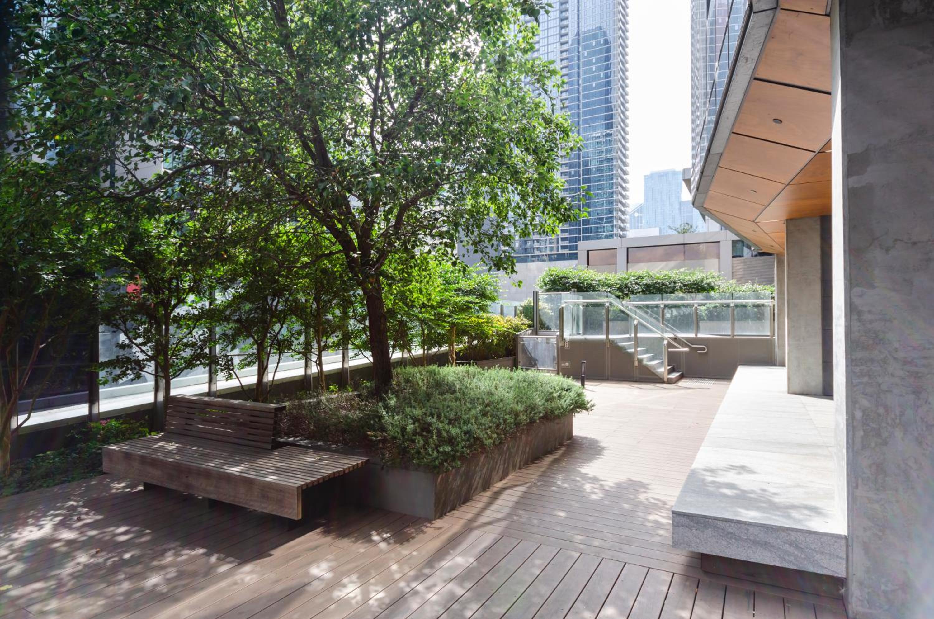 2BR CBD pad, city views, free parking, pool, gym