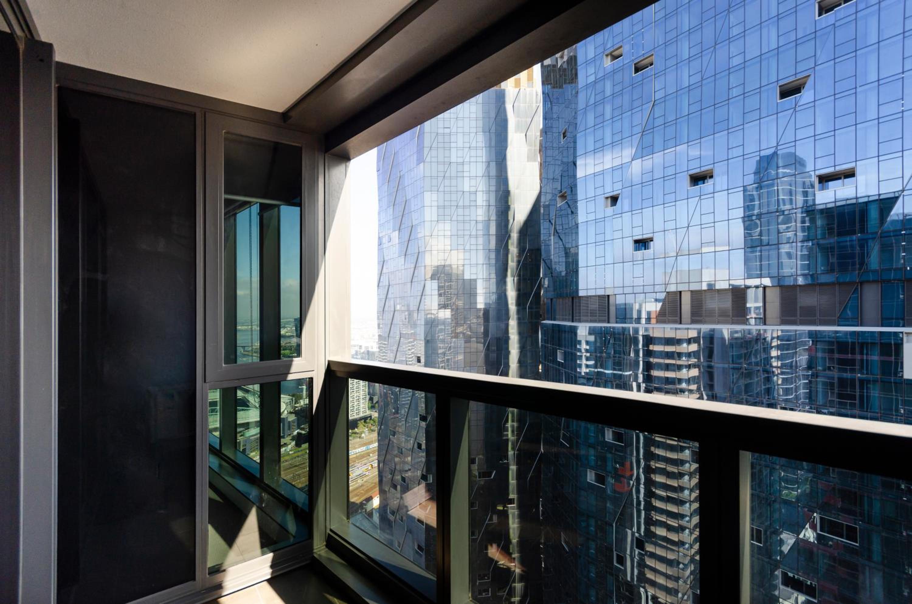 2BR CBD pad, city views, free parking, pool, gym