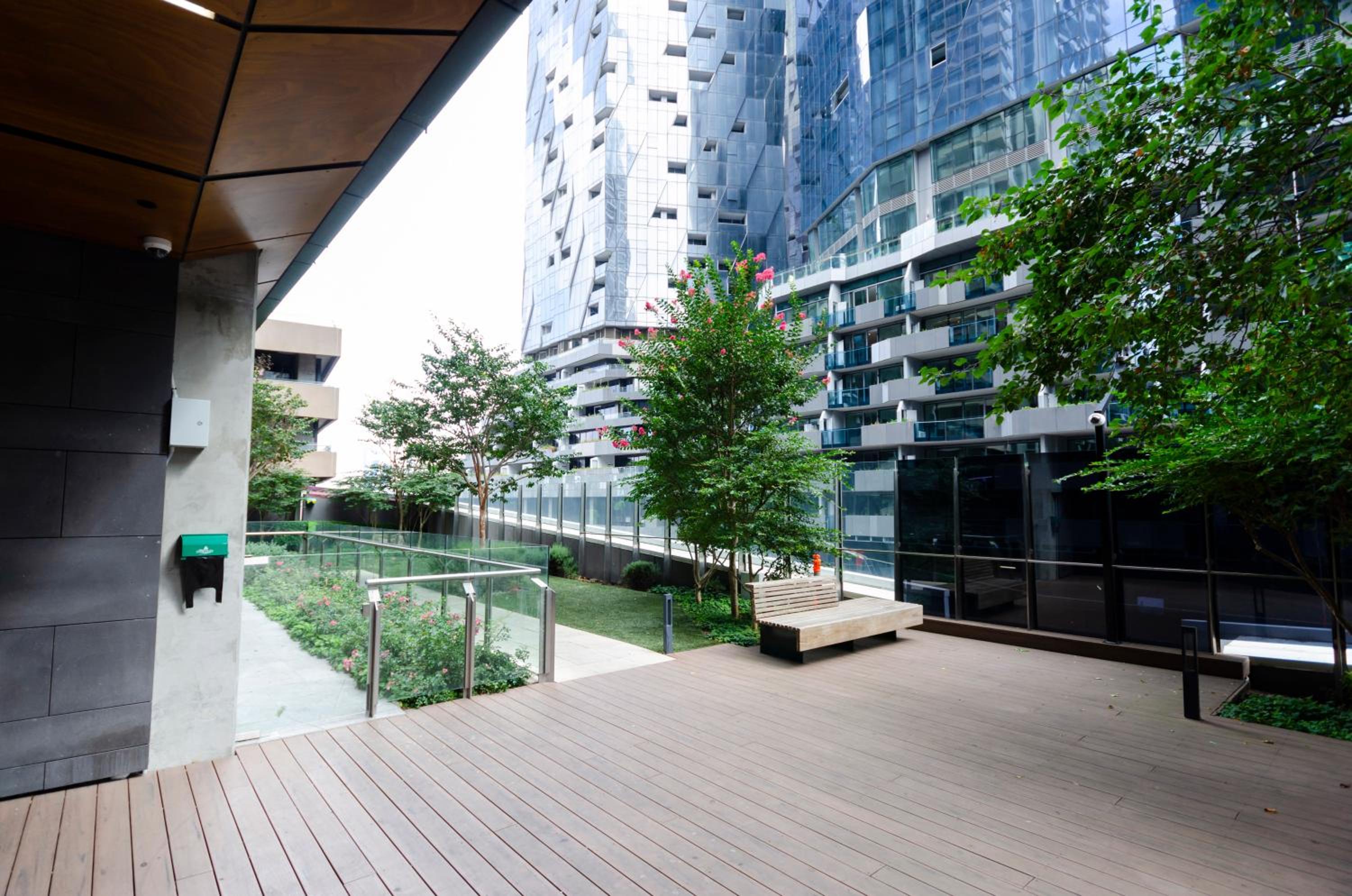 2BR CBD pad, city views, free parking, pool, gym