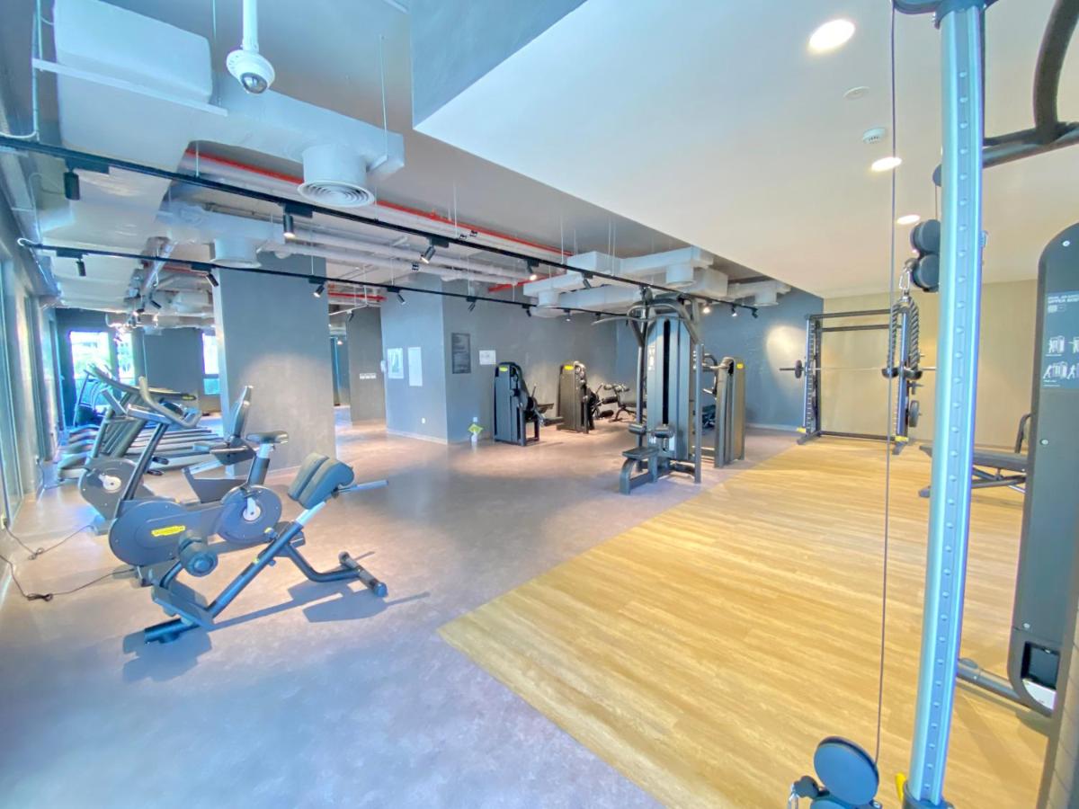 LM21 - Modern 1BR with Beach access in La Cote Building