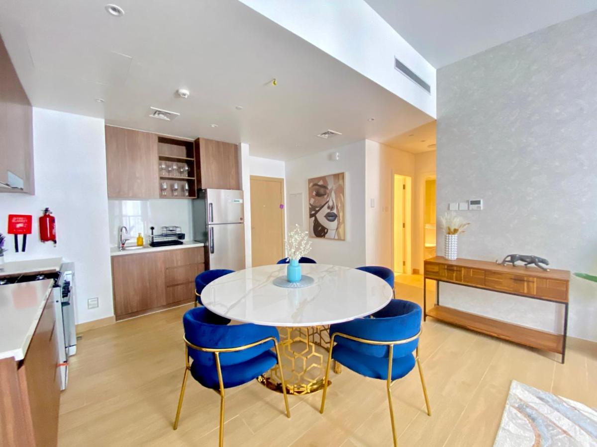 LM21 - Modern 1BR with Beach access in La Cote Building
