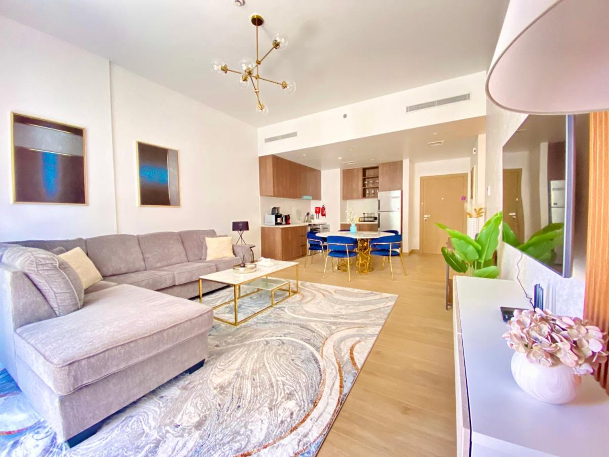 LM21 - Modern 1BR with Beach access in La Cote Building