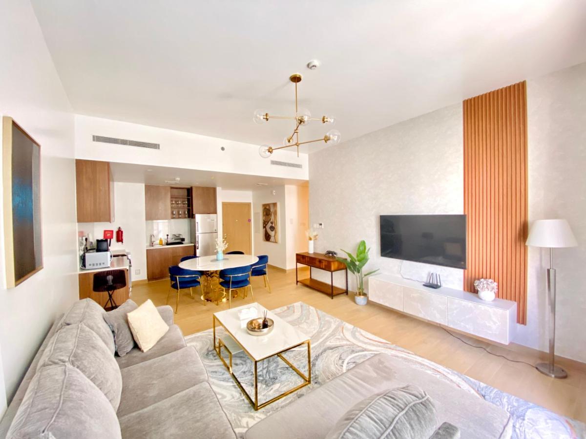 LM21 - Modern 1BR with Beach access in La Cote Building