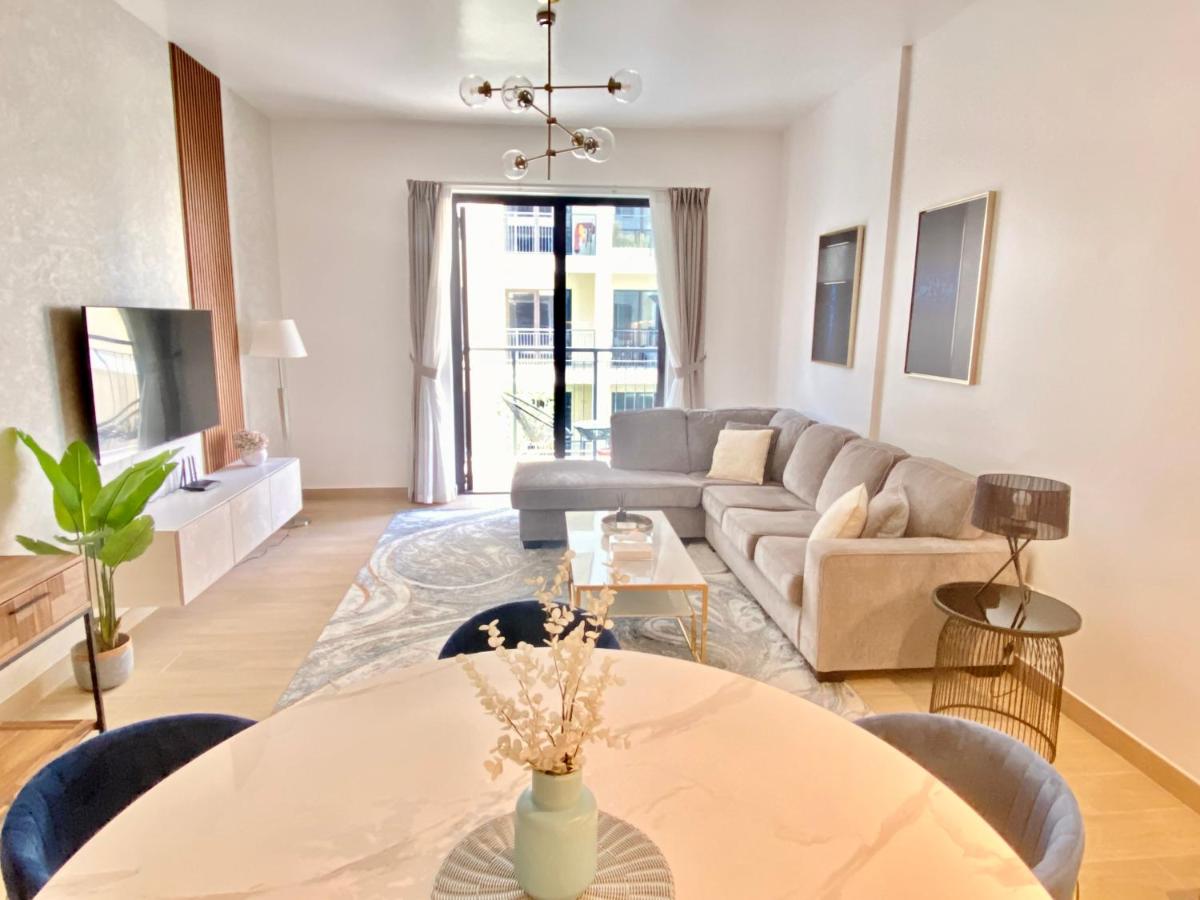 LM21 - Modern 1BR with Beach access in La Cote Building