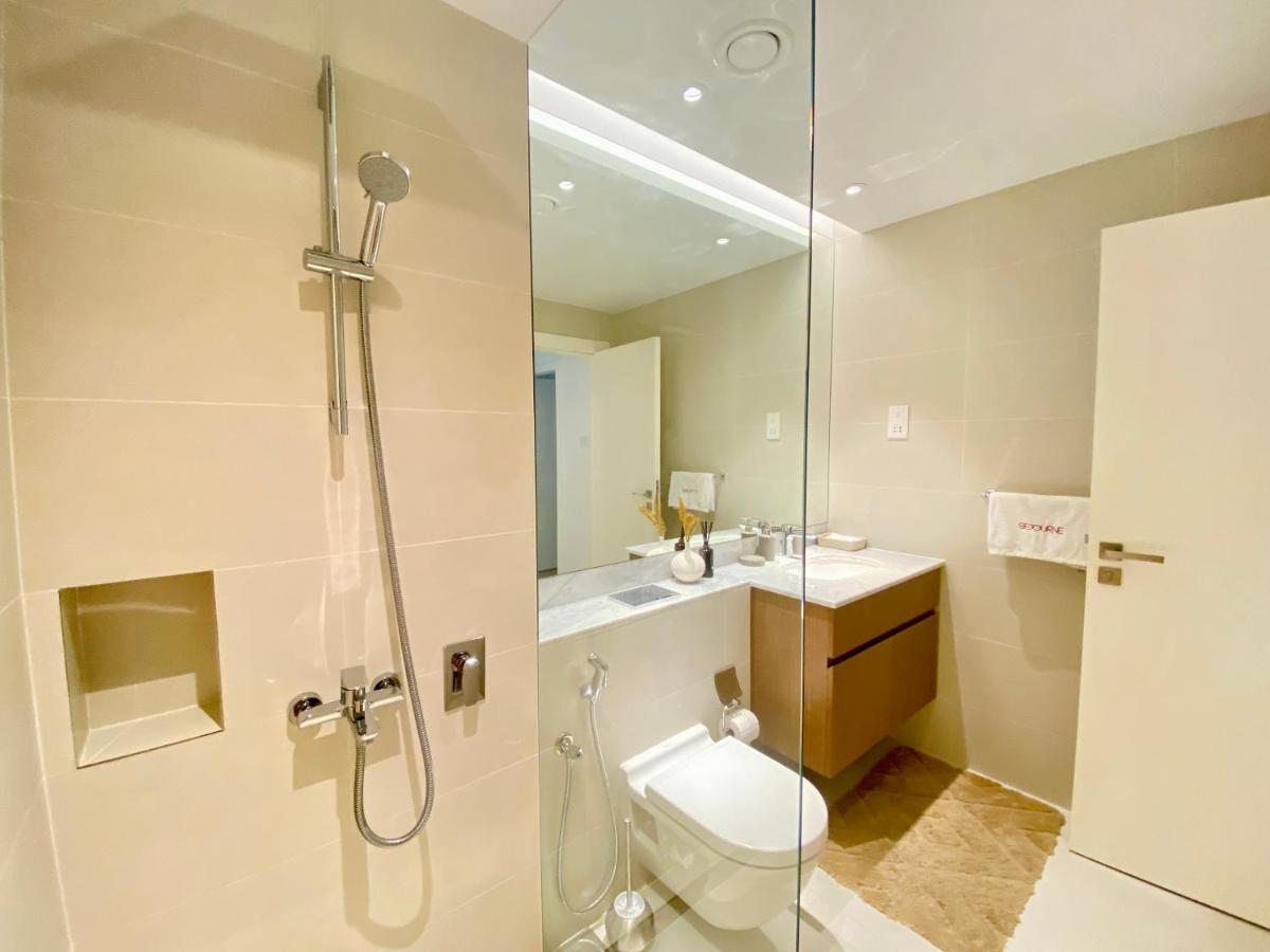 LM21 - Modern 1BR with Beach access in La Cote Building