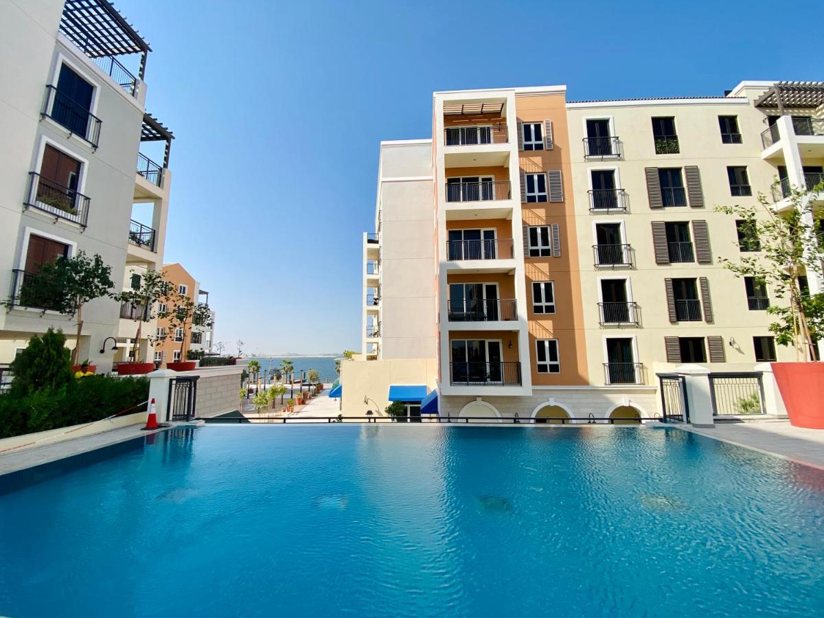 LM21 - Modern 1BR with Beach access in La Cote Building