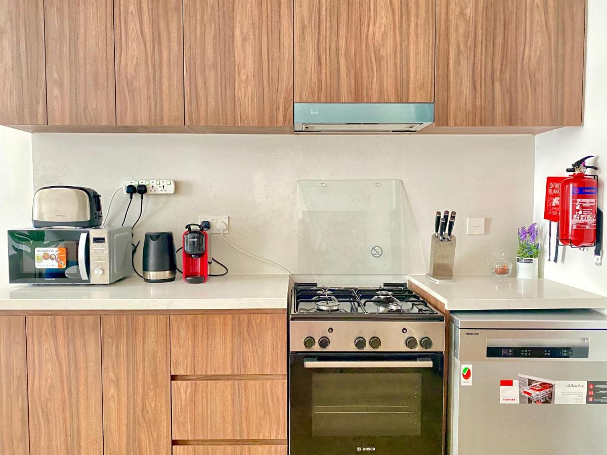 LM21 - Modern 1BR with Beach access in La Cote Building