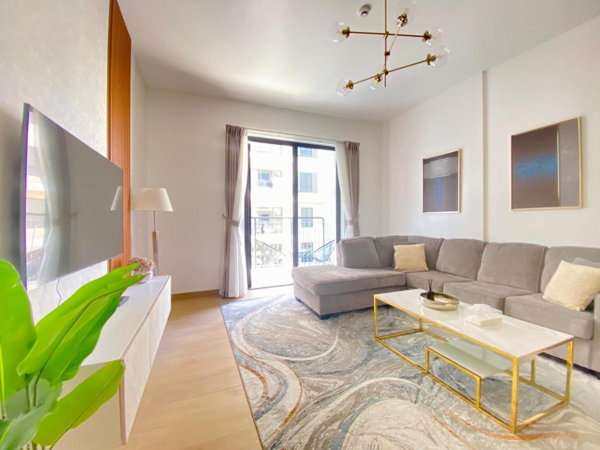LM21 - Modern 1BR with Beach access in La Cote Building