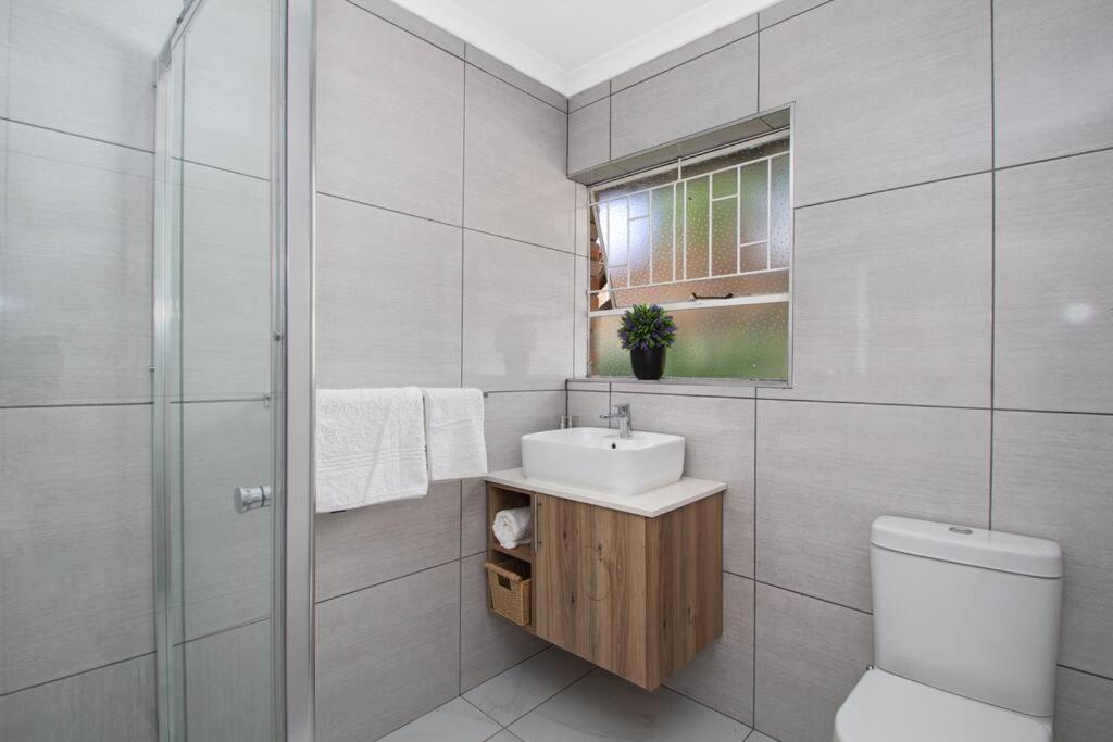 The Cycad. 4-Bed Home next to Clearwater Mall view 5