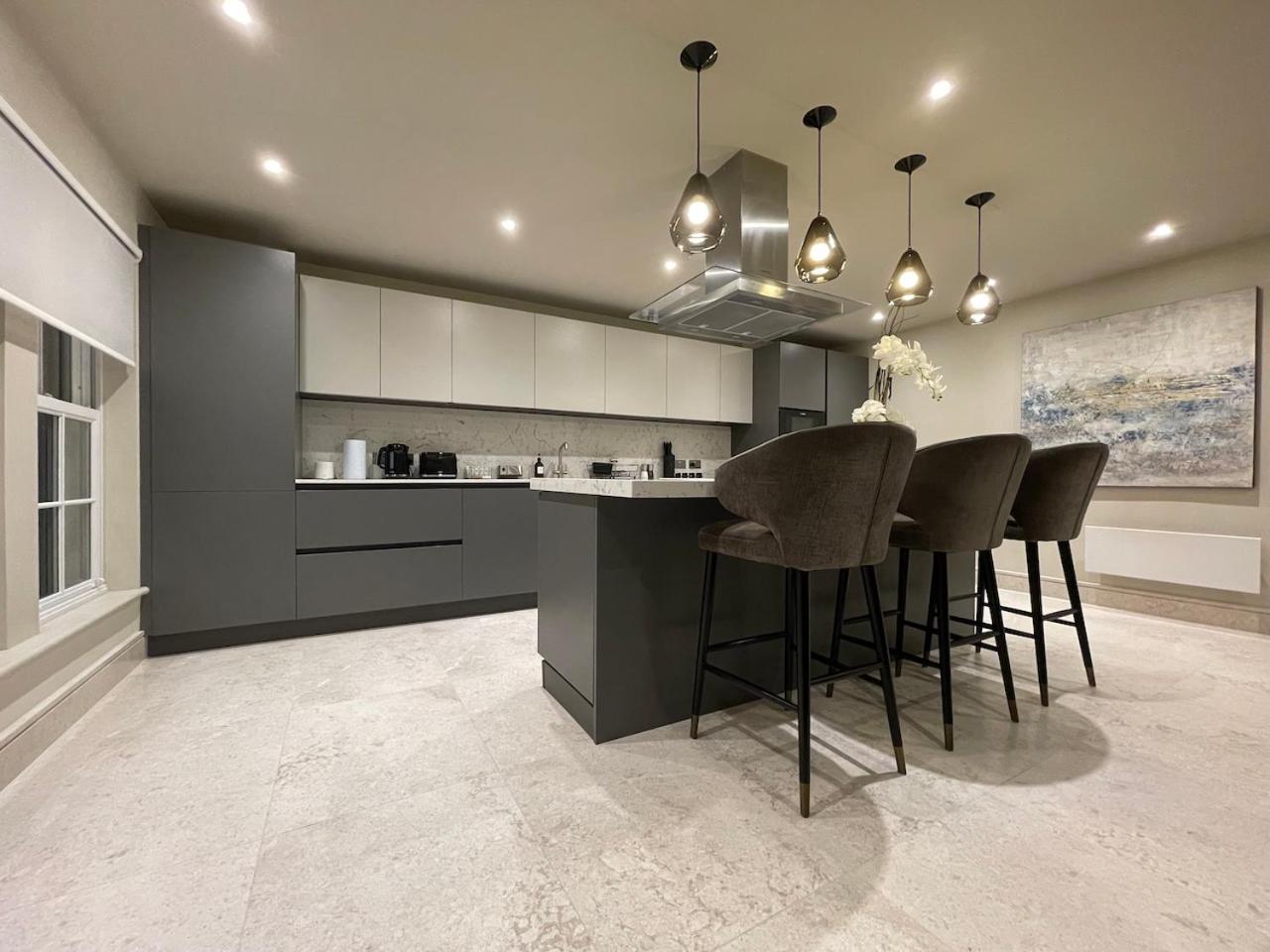 Stunning 2BA, 2BR Apt, Desirable Chigwell CHCL F6 view 2